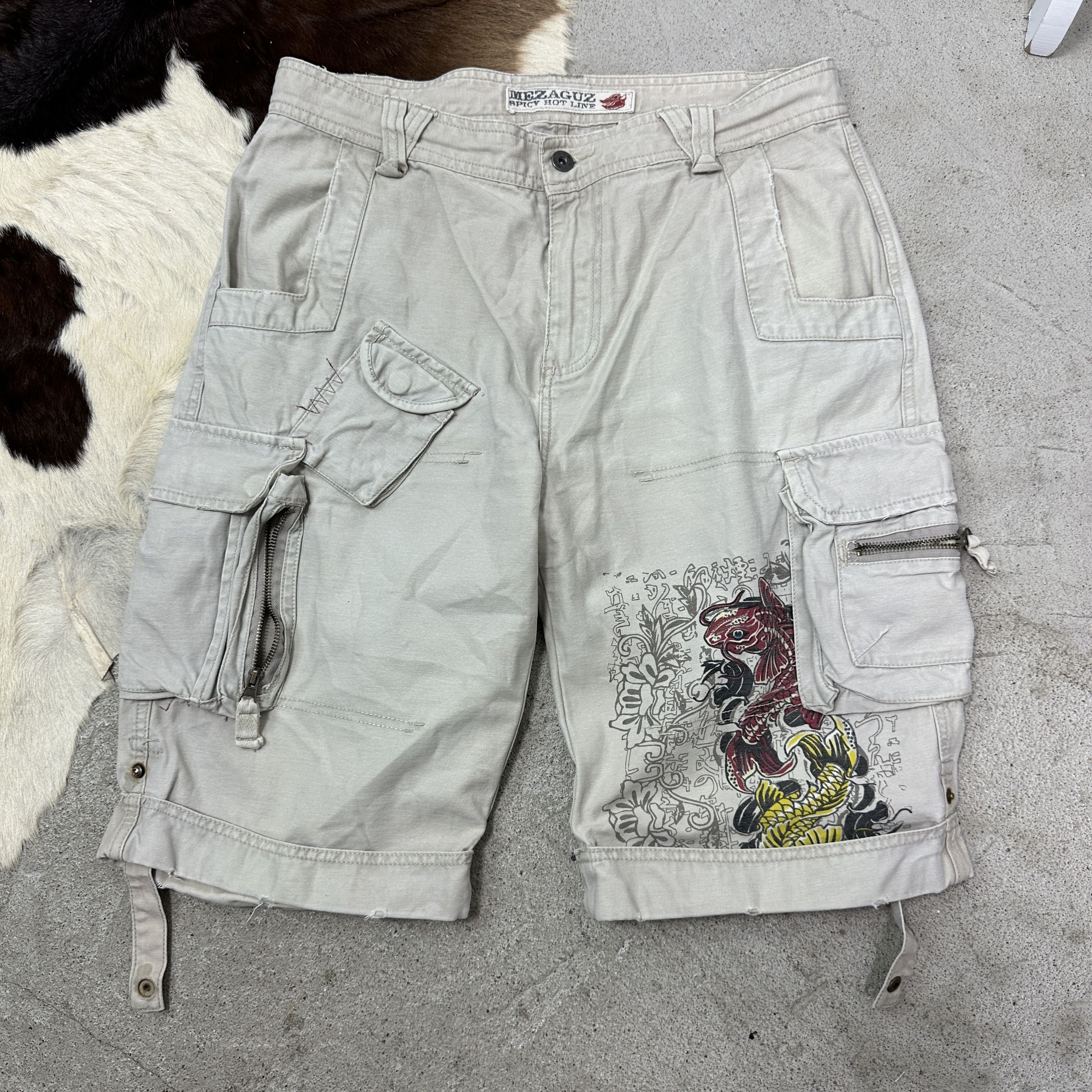 Vintage Vintage Streetwear Casual Cargo Koi Fish Print Shorts Y2K Size US 41 - 6 Thumbnail