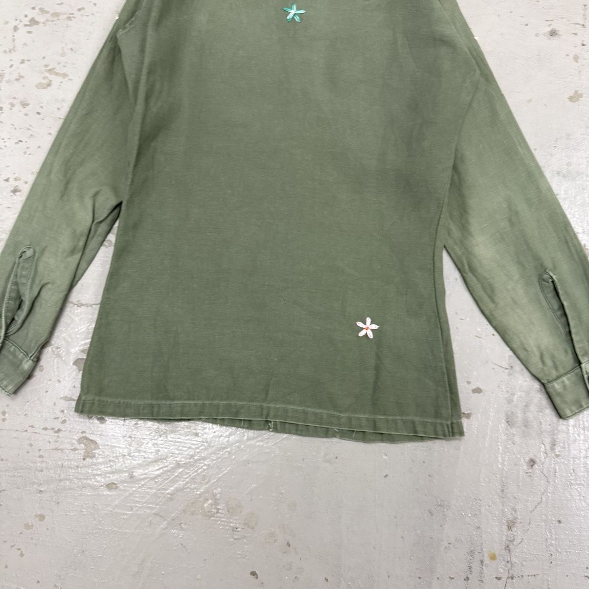 Vintage 1960s Shanana Mil Embroidered Daisy Utility Shirt in Olive Size US M / EU 48-50 / 2 - 17 Thumbnail