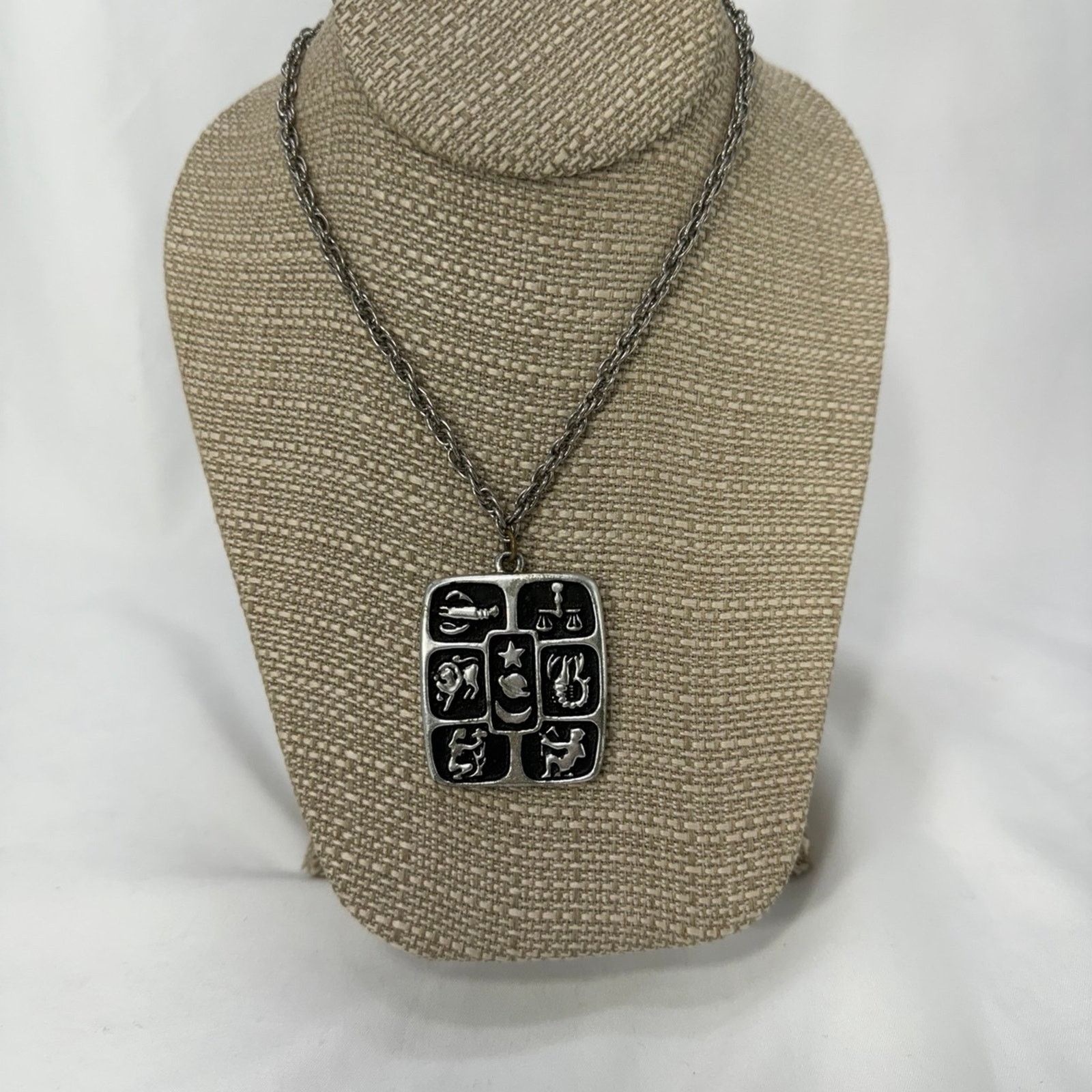 NBDN Nobrandedon VTG double sided pewter Zodiac pendant Size ONE SIZE - 1 Thumbnail