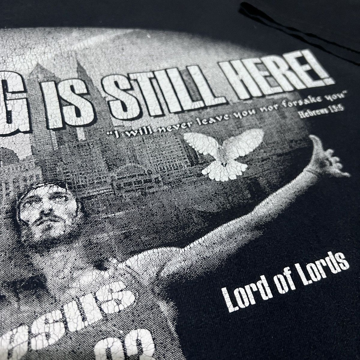 Vintage Vintage Y2K THE KING IS STILL HERE Jesus God Bible Tee Faded Size US XL / EU 56 / 4 - 3 Thumbnail
