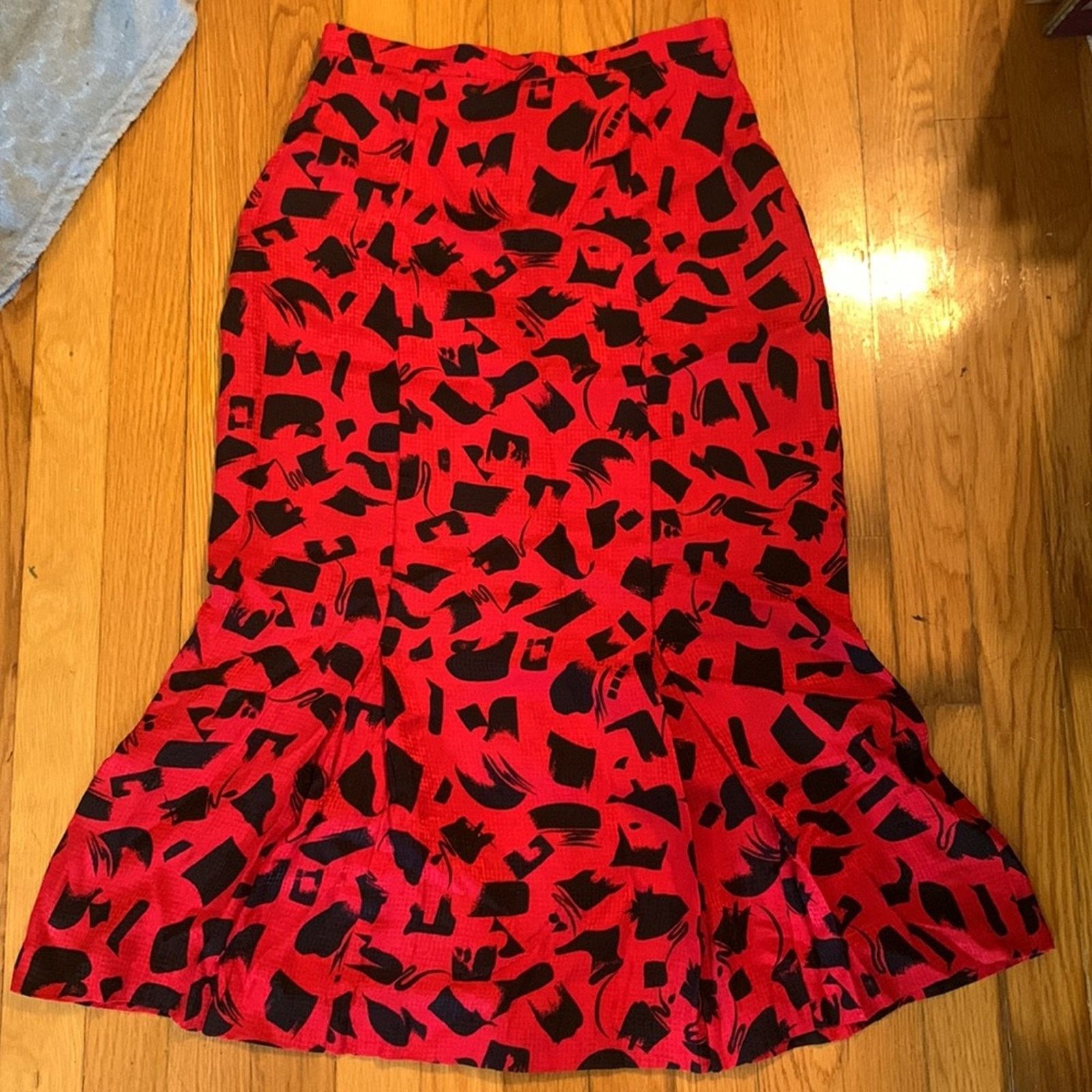 Vintage 80’s Disegni abstract print red and black silk skirt Size 26" / US 2 / IT 38 - 1 Thumbnail