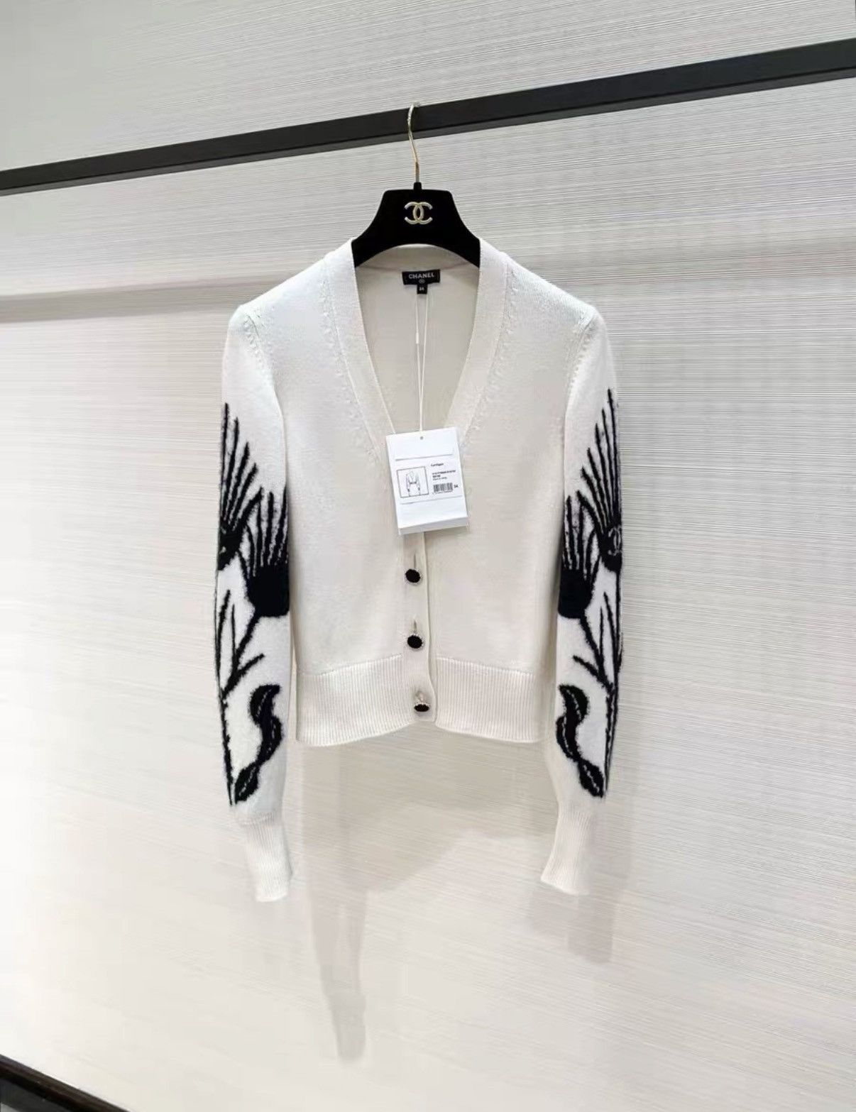 Chanel Chanel Classic Castle Collection White Cashmere Cardigan J33 Size XS / US 0-2 / IT 36-38 - 1 Thumbnail