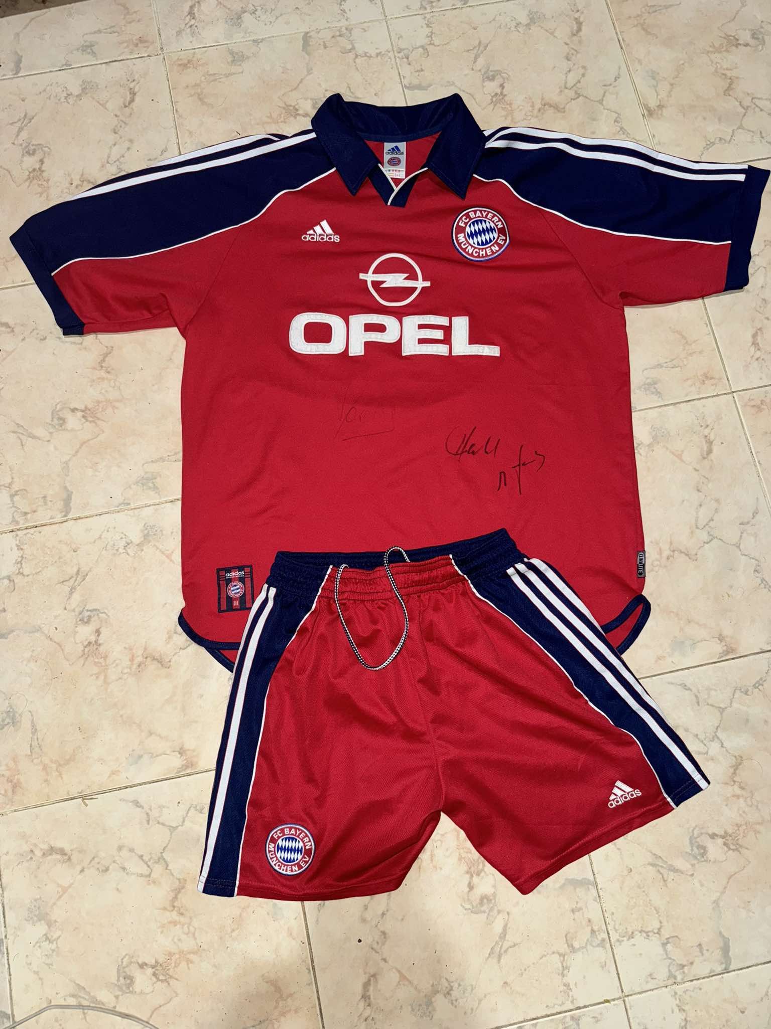 Bayern Munich 2000/01 Full Kit Home Shirt Sergio #13 Signed