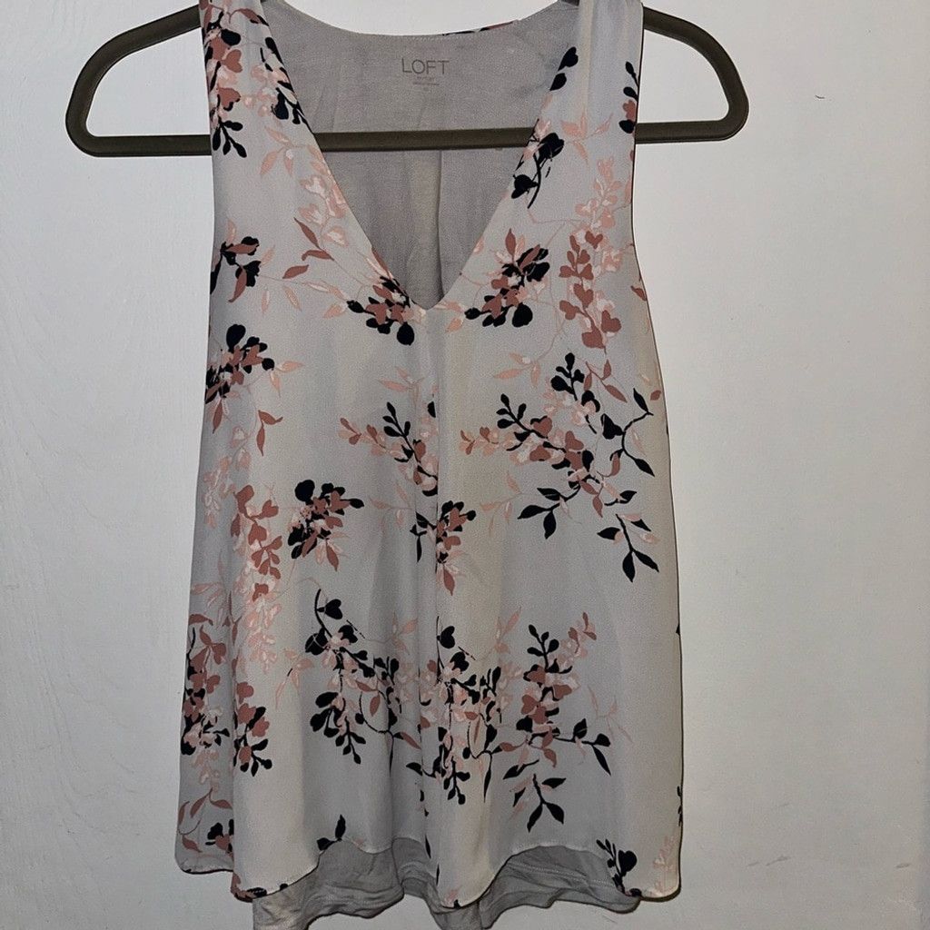 Loft LOFT Outlet Soft Gray Sleeveless V-Neck w/Floral Print Size XS / US 0-2 / IT 36-38 - 1 Thumbnail