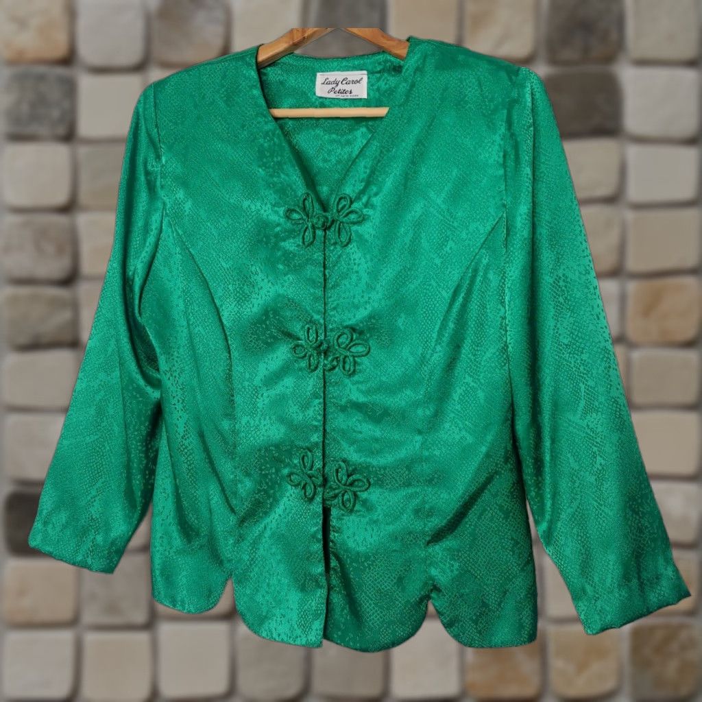 Vintage VINTAGE Lady Carol Blouse Petites M Green Satin Snakeskin Print Snap Long Sleeve V-Neck Asian Jacket Style Blouse Womens Size M / US 6-8 / IT 42-44 - 1 Thumbnail
