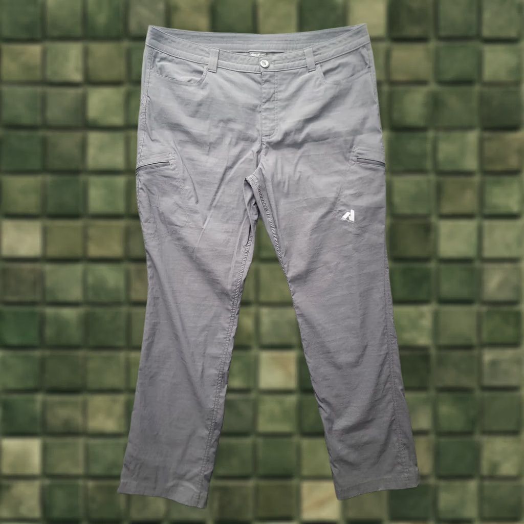 Eddie Bauer Eddie Bauer Pants Womens 18x32 First Ascent Active Fit Hiking Gorpcore Cargo Utility Outdoor Size 40" / US 18 - 1 Thumbnail