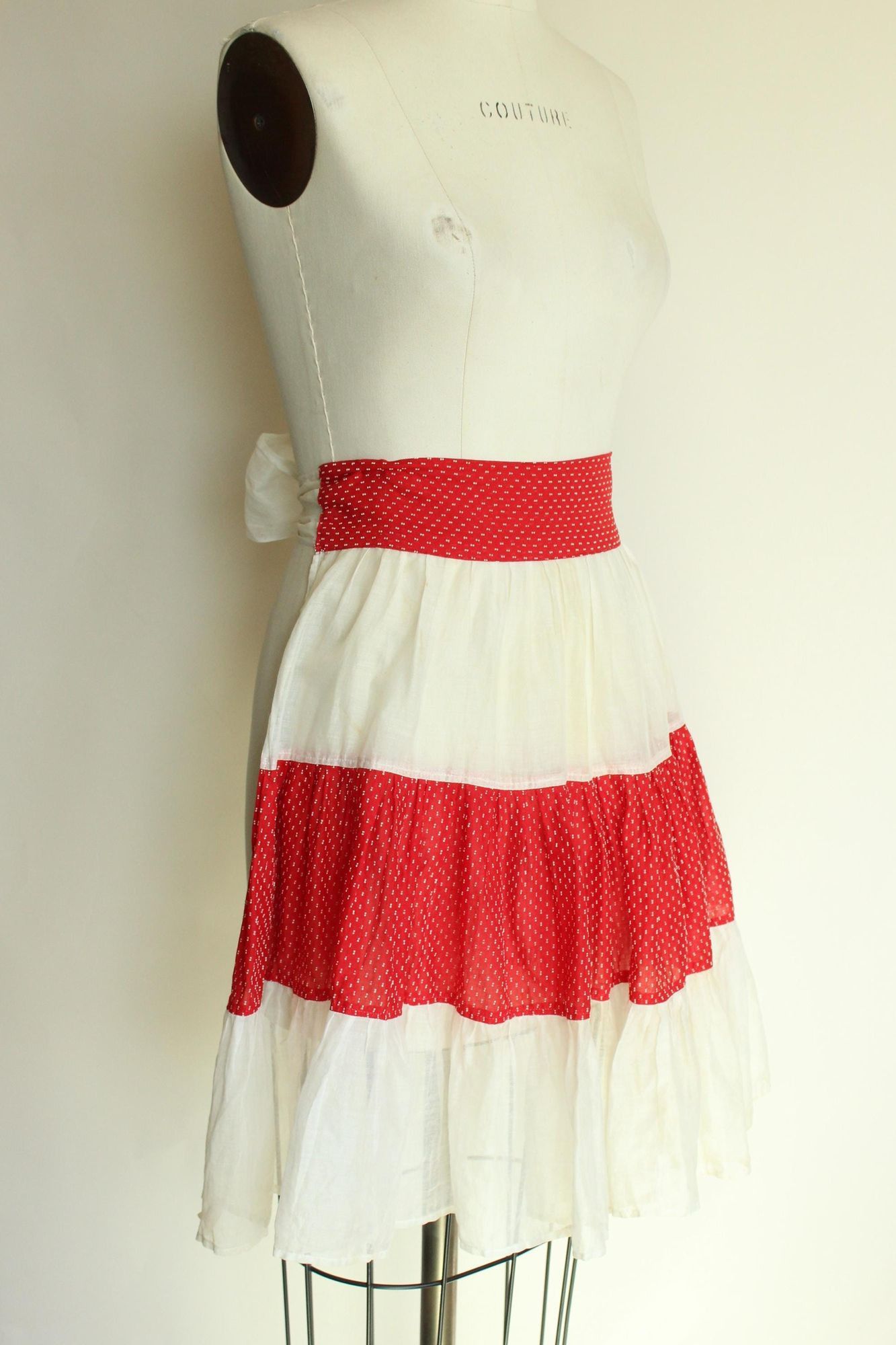 Vintage Vintage 1950s Half Apron, White Cotton Organdy with Red and Size ONE SIZE - 6 Thumbnail