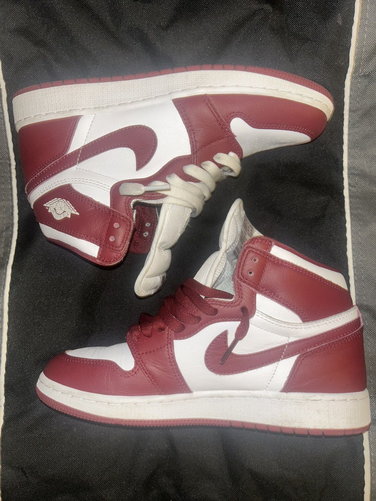 Jordan Brand Nike Men's Air Jordan 1 Retro High OG Shoes - White / Red Size US 7 / EU 40 - 3 Thumbnail