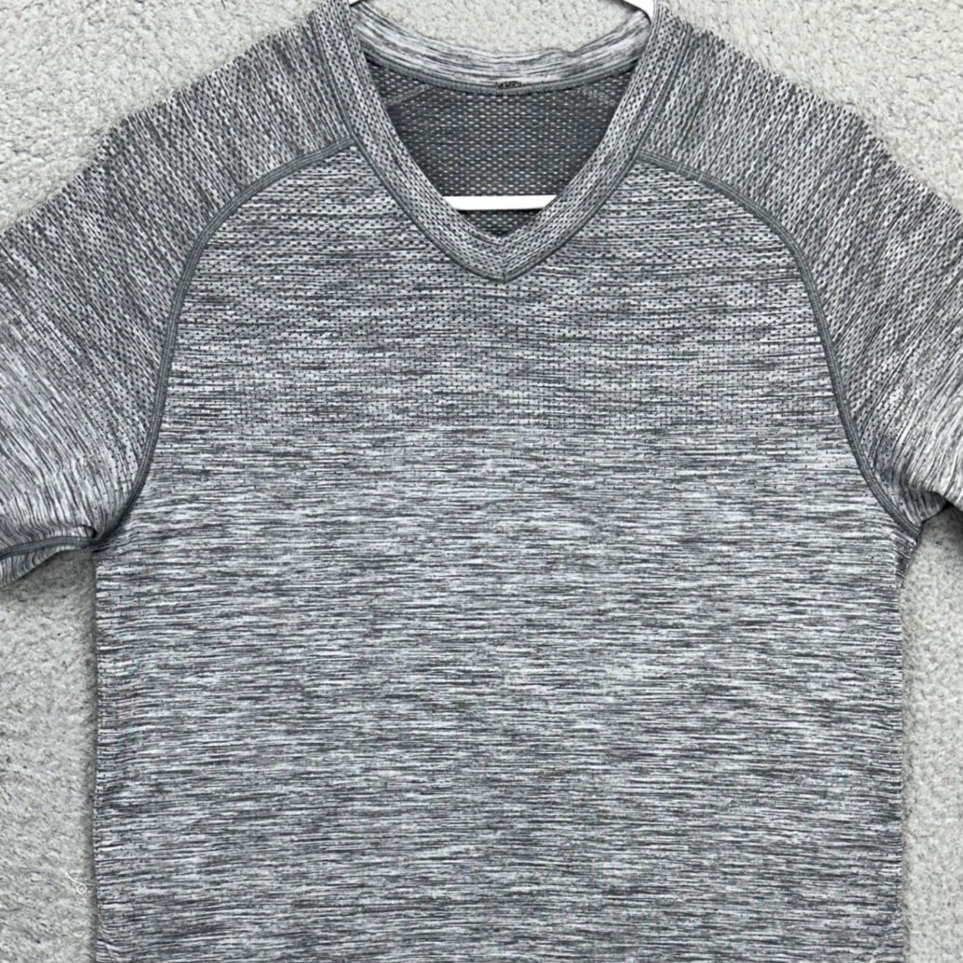 Lululemon Lululemon Mens T-Shirt Small Grey Salt Pepper Breathable Short Sleeve V-Neck Metal Vent Tech Athleisure Tee Size US S / EU 44-46 / 1 - 2 Thumbnail