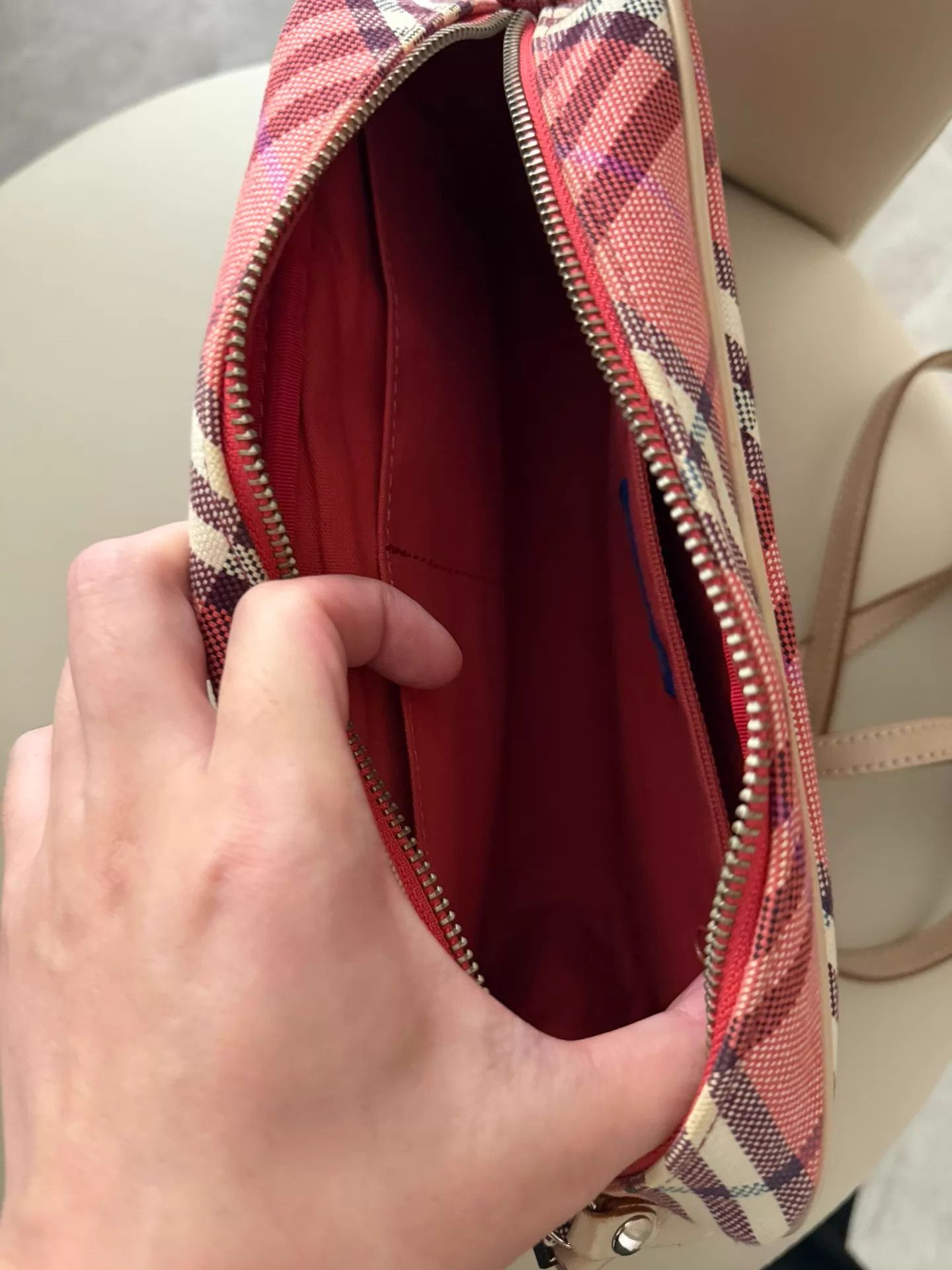 Burberry Burberry Authentic Camera Bag Good Condition Size ONE SIZE - 2 Thumbnail