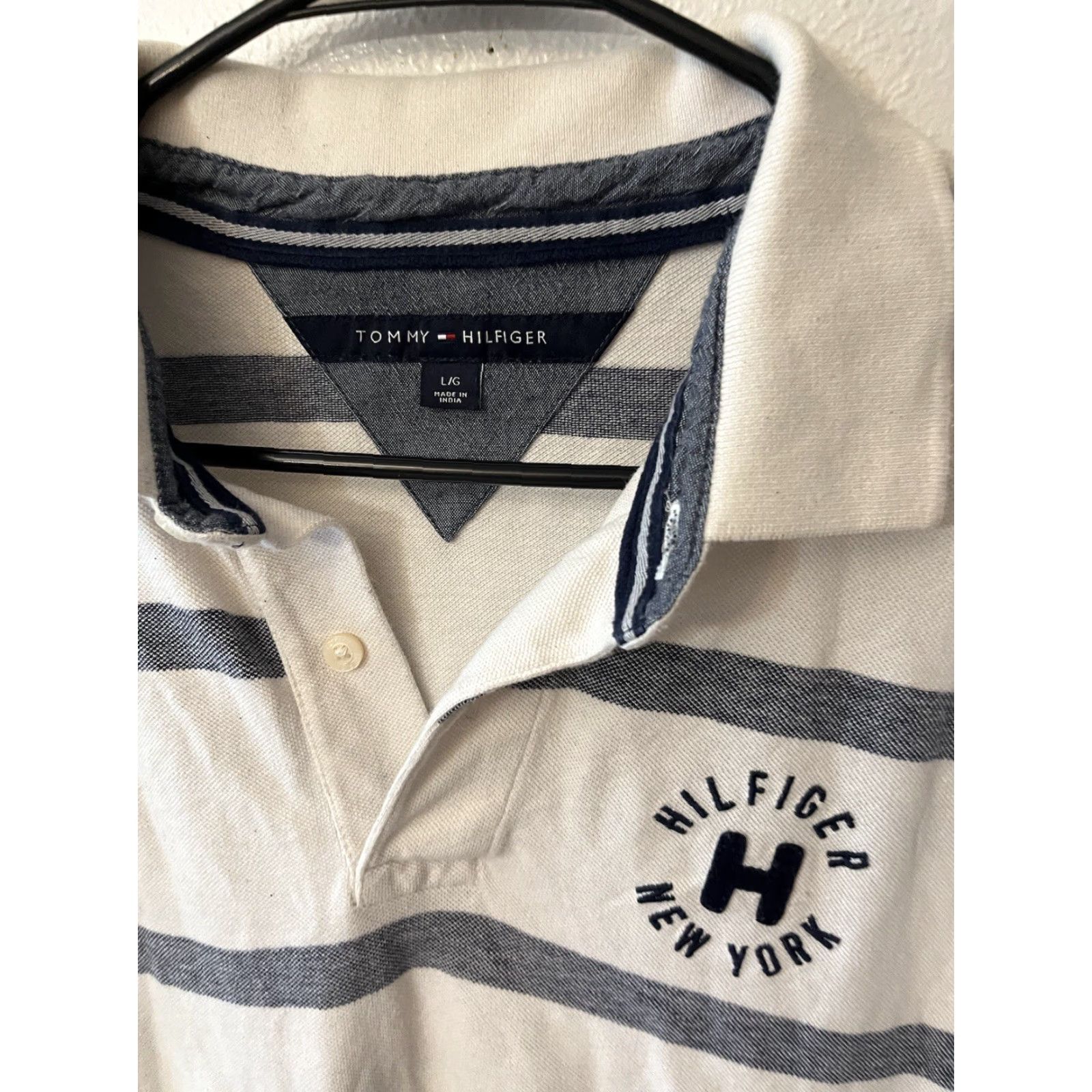 Tommy Hilfiger Tommy Hilfiger Men's Short Sleeve Polo Size Large Fit White & Blue Stripe Size US L / EU 52-54 / 3 - 3 Thumbnail