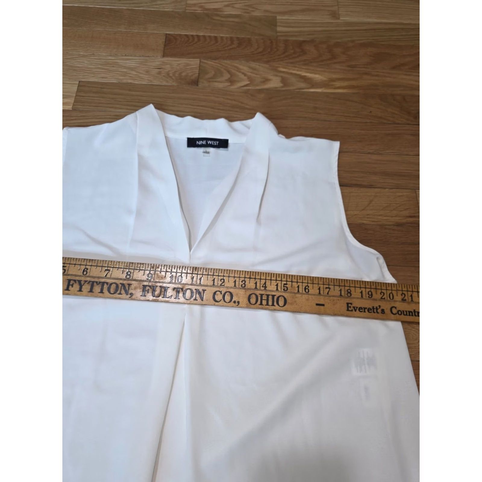 Nine West VINTAGE? No — Nine West Blouse Top Women L White Sleeveless V-Neck Pleated Polyester 100% Casual Party/Cocktail Shirt Women XS? Size L / US 10 / IT 46 - 4 Thumbnail