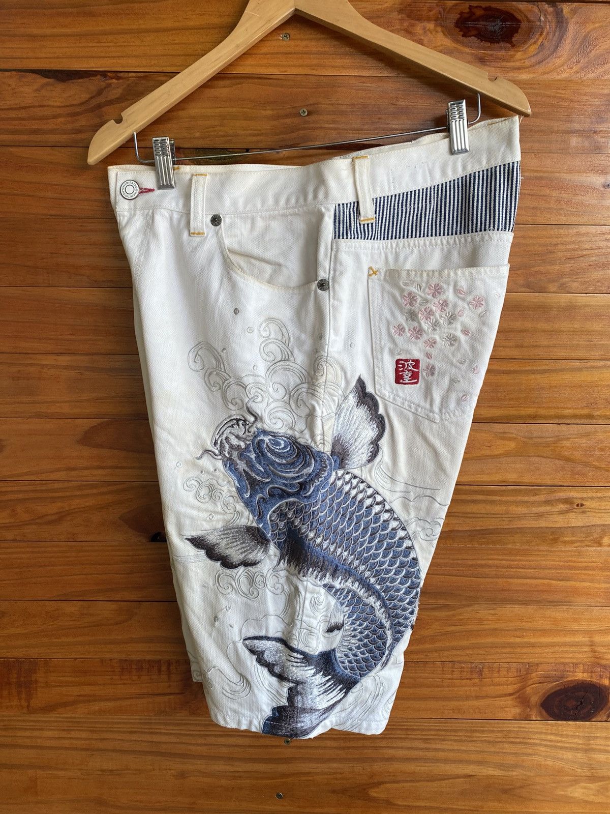 Japanese Brand Namitatsu Japanese Embroidered Koi Fish White Denim Shorts Size US 31 - 13 Thumbnail