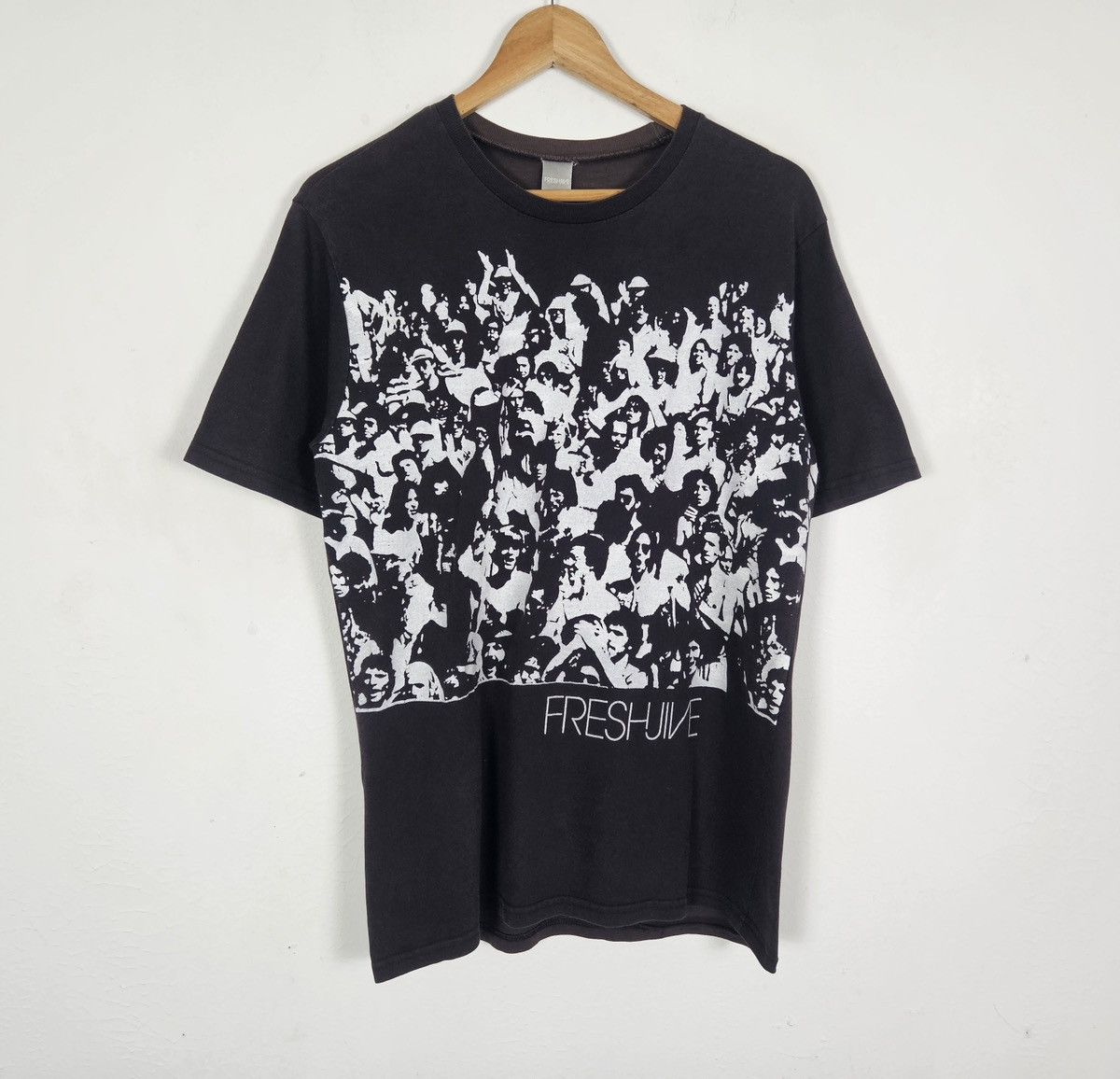 Freshjive Freshjive crowd scene shirt Size US M / EU 48-50 / 2 - 2 Thumbnail