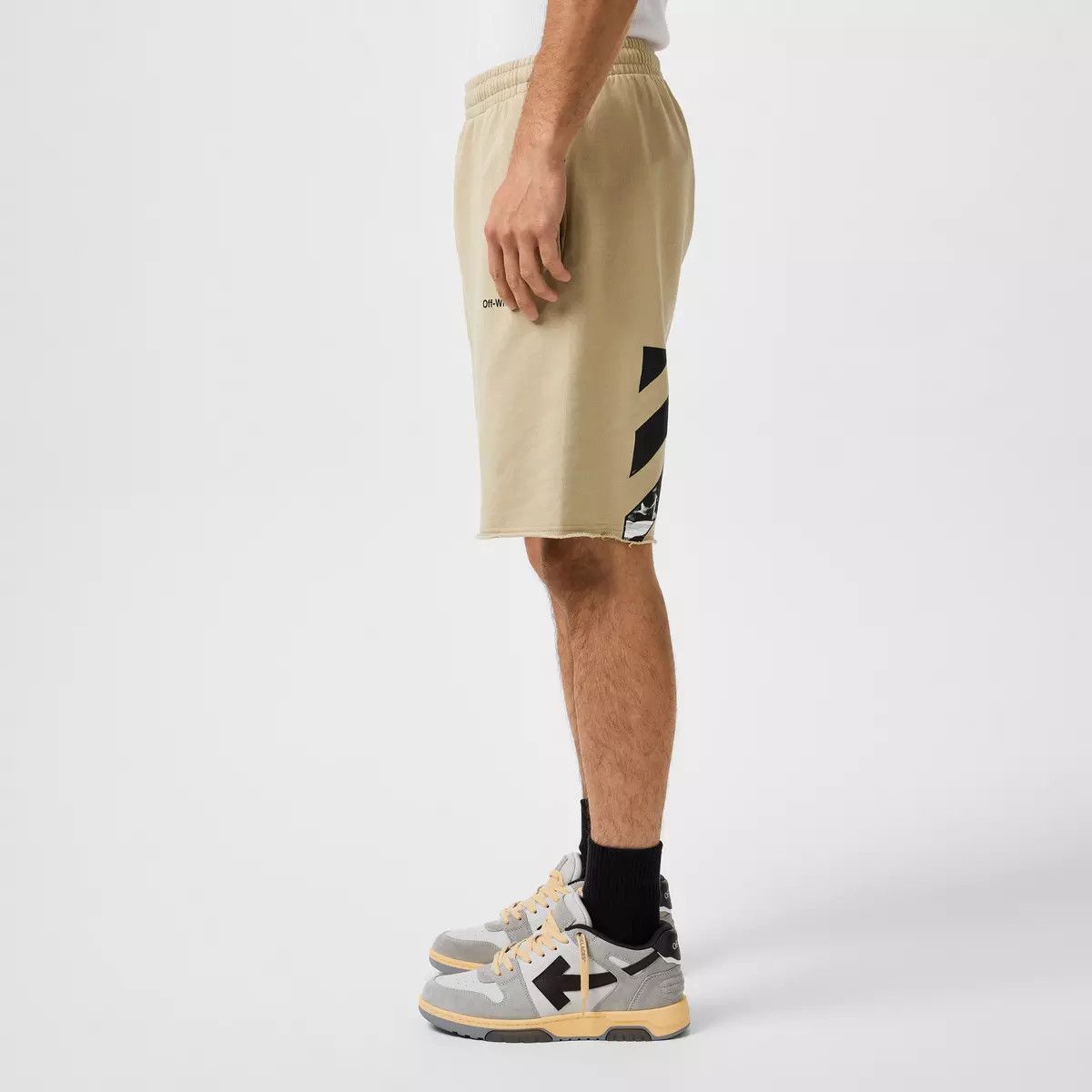 Off-White o1y0325 Logo Short in Beige Size US 28 / EU 44 - 4 Thumbnail