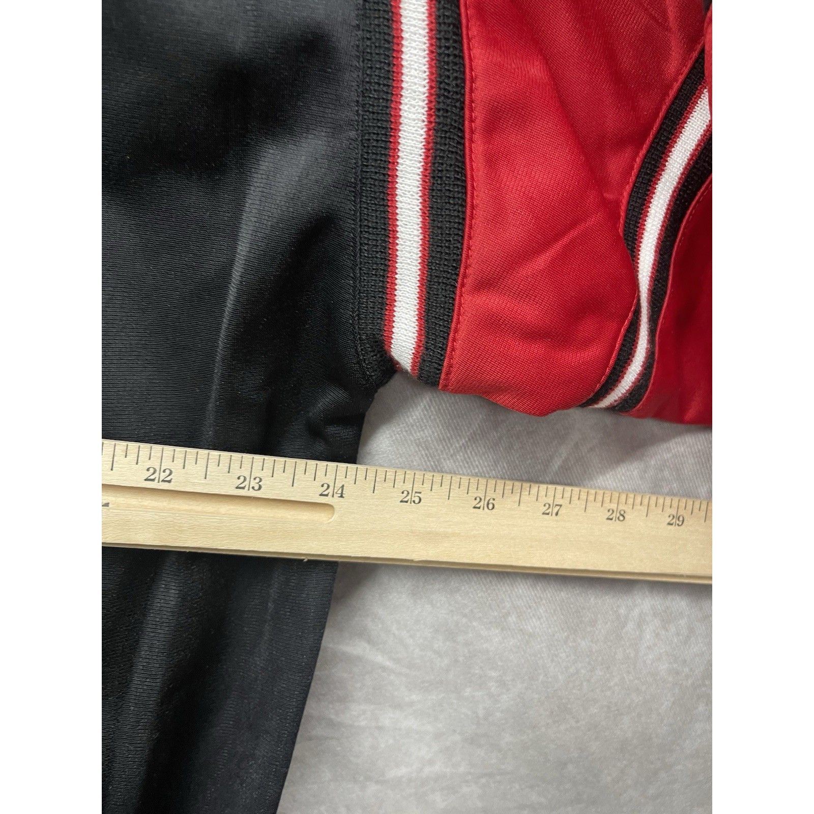 Reebok Vtg 1995 Reebok Basketball V-Neck Sweatshirt NWT Black Red W Size US L / EU 52-54 / 3 - 8 Thumbnail