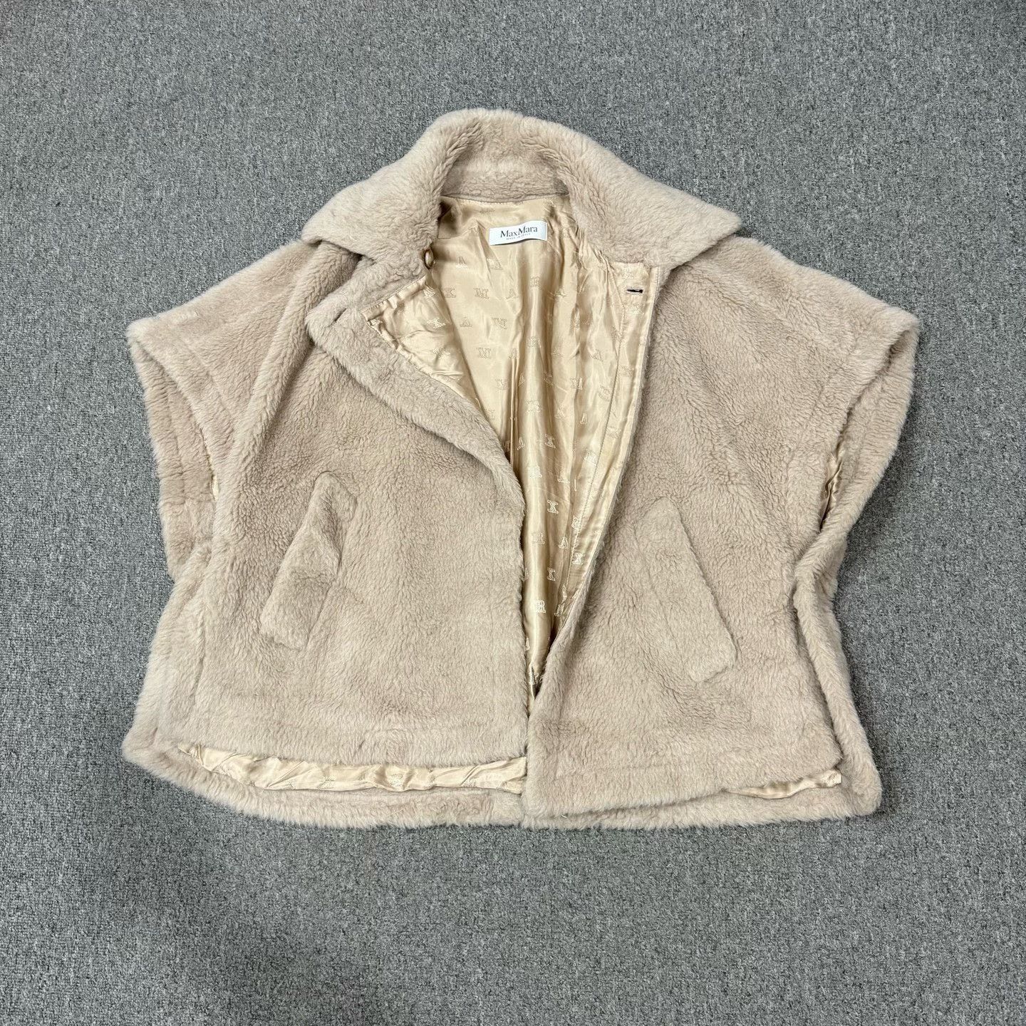 Max Mara Maxmara Teddy Beige Plush Cape Size XL / US 12-14 / IT 48-50 - 1 Thumbnail