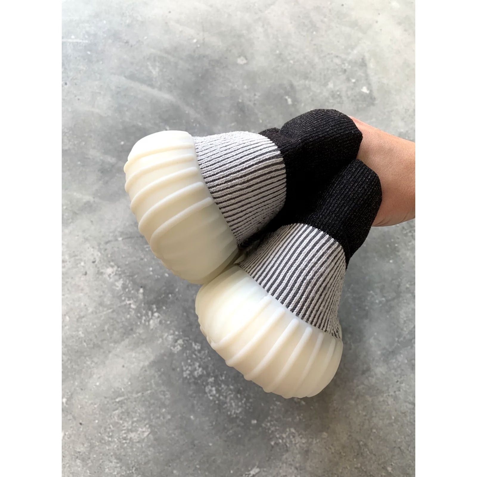 Adidas ADIDAS YEEZY 350 V2 CMPCT PANDA SNEAKERS US 6.5 UK 6 EU 39 1/3 Men Sneaker Panda Color White Size US 6.5 Size US 6 / EU 39 - 4 Thumbnail