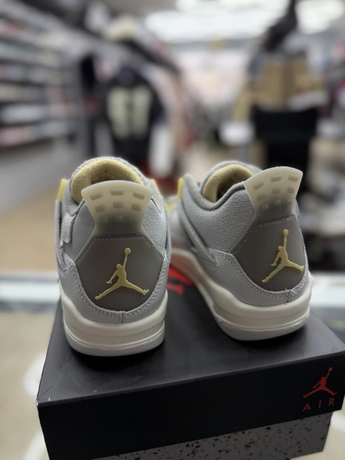 Jordan Brand Air Jordan 4 Retro SE Craft Photon Dust (GS) 5Y/6.5W Size US 5 / EU 37 - 6 Thumbnail