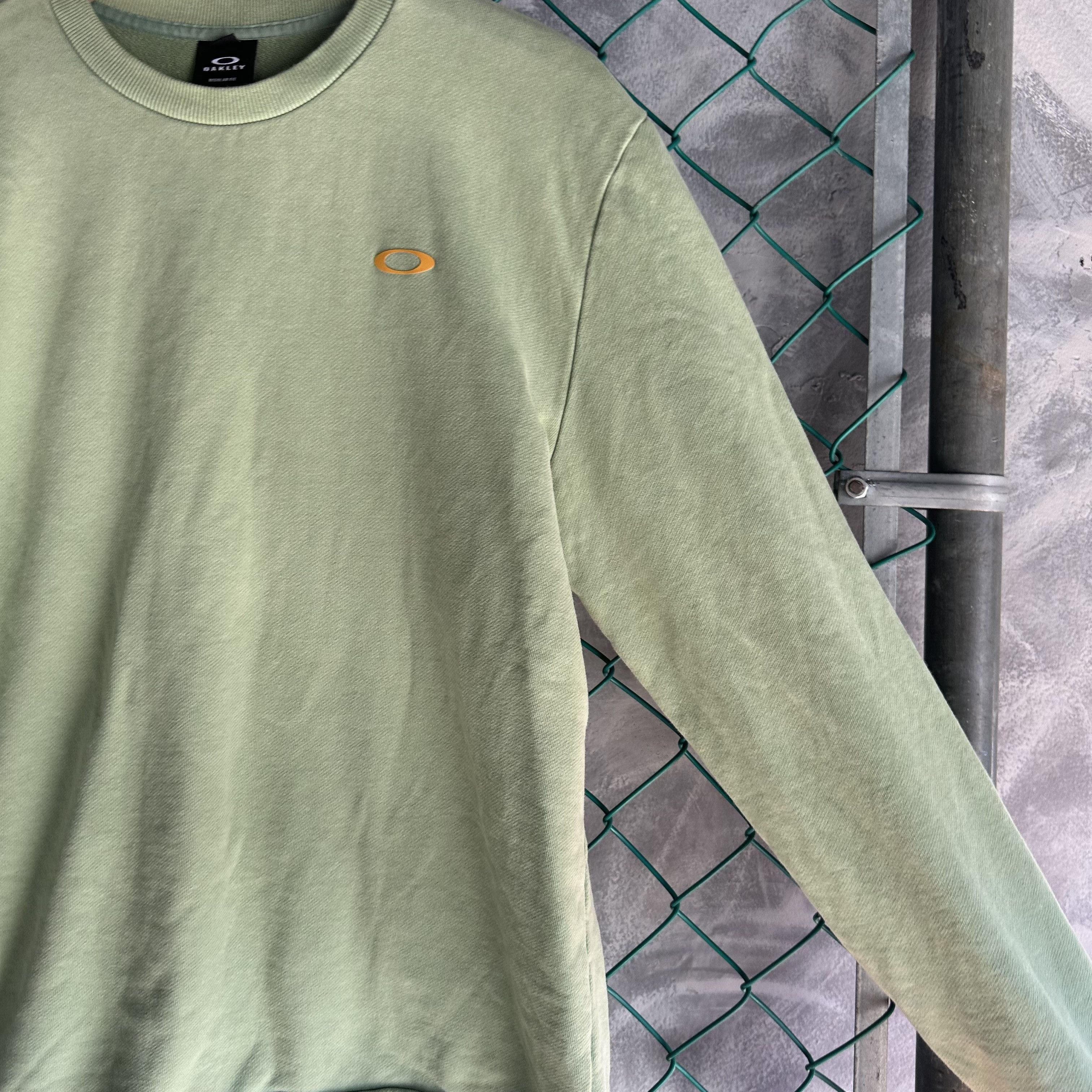 Oakley Vintage Oakley Sweatshirt Mens Large Green Pea Crewneck Size US L / EU 52-54 / 3 - 4 Thumbnail
