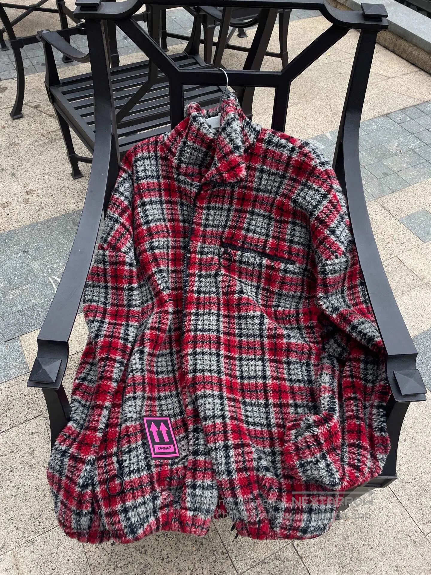 Off-White Off White Lamb Fleece Coat for Sale. Size XS / US 0-2 / IT 36-38 - 1 Thumbnail