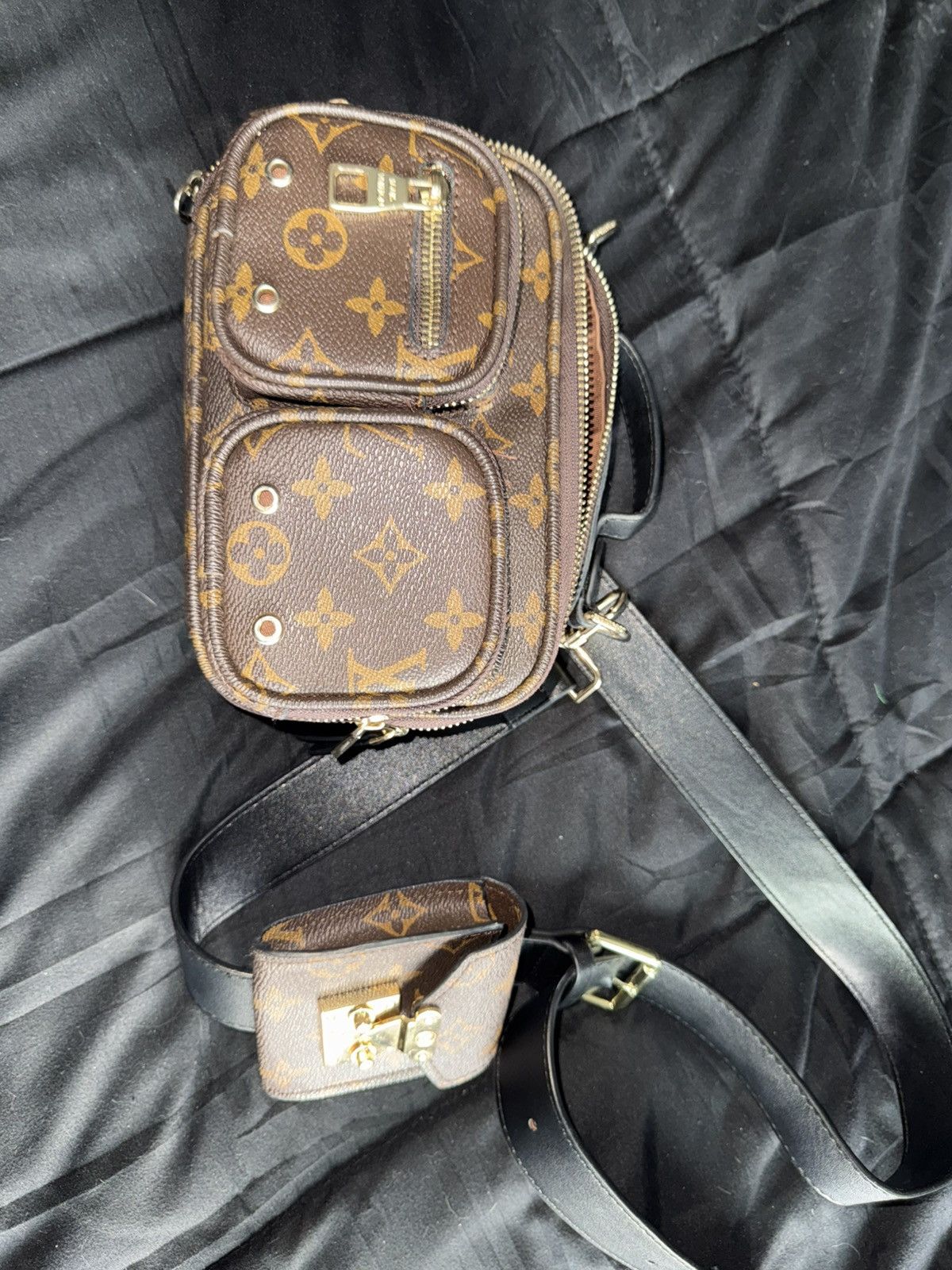 Louis Vuitton Louis Vuitton Monogram Canvas Utility Crossbody bag Size ONE SIZE - 4 Thumbnail