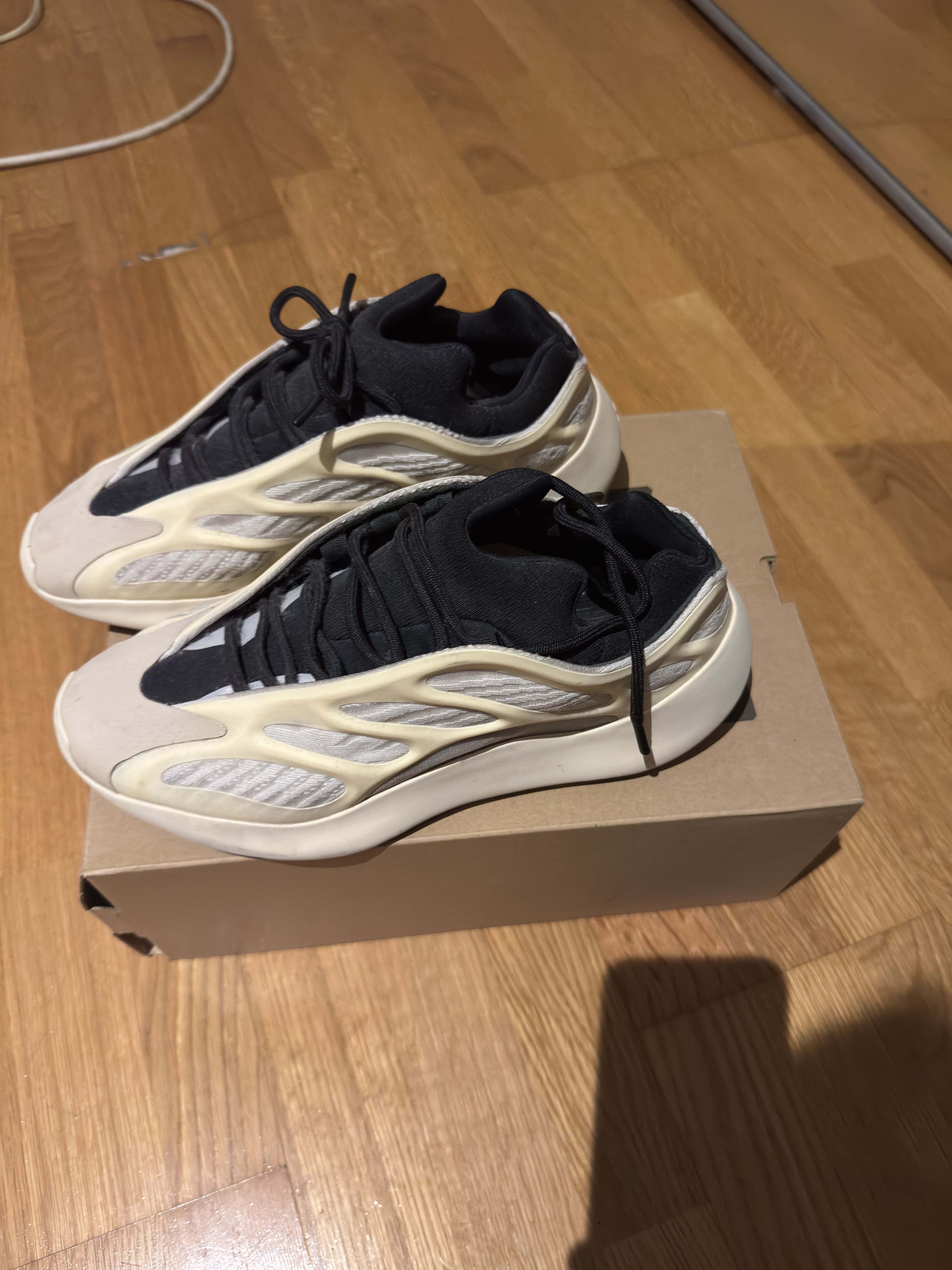 Yeezy Yeezy 700 v3 AZAEL Size US 9.5 / EU 42-43 - 3 Thumbnail