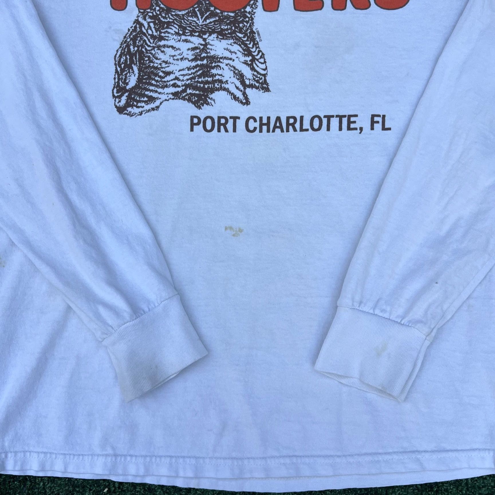 Gildan VINTAGE Hooters T-Shirt Mens Medium White Long Sleeve Port Charlotte, FL 90s Y2K Size US M / EU 48-50 / 2 - 3 Thumbnail