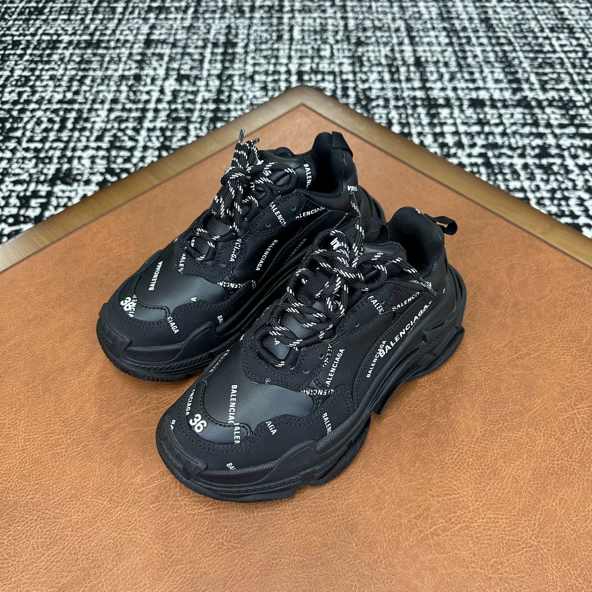 Balenciaga Balenciaga Black Lowtop Sneakers it_36 Women Size US 6 / IT 36 - 1 Thumbnail