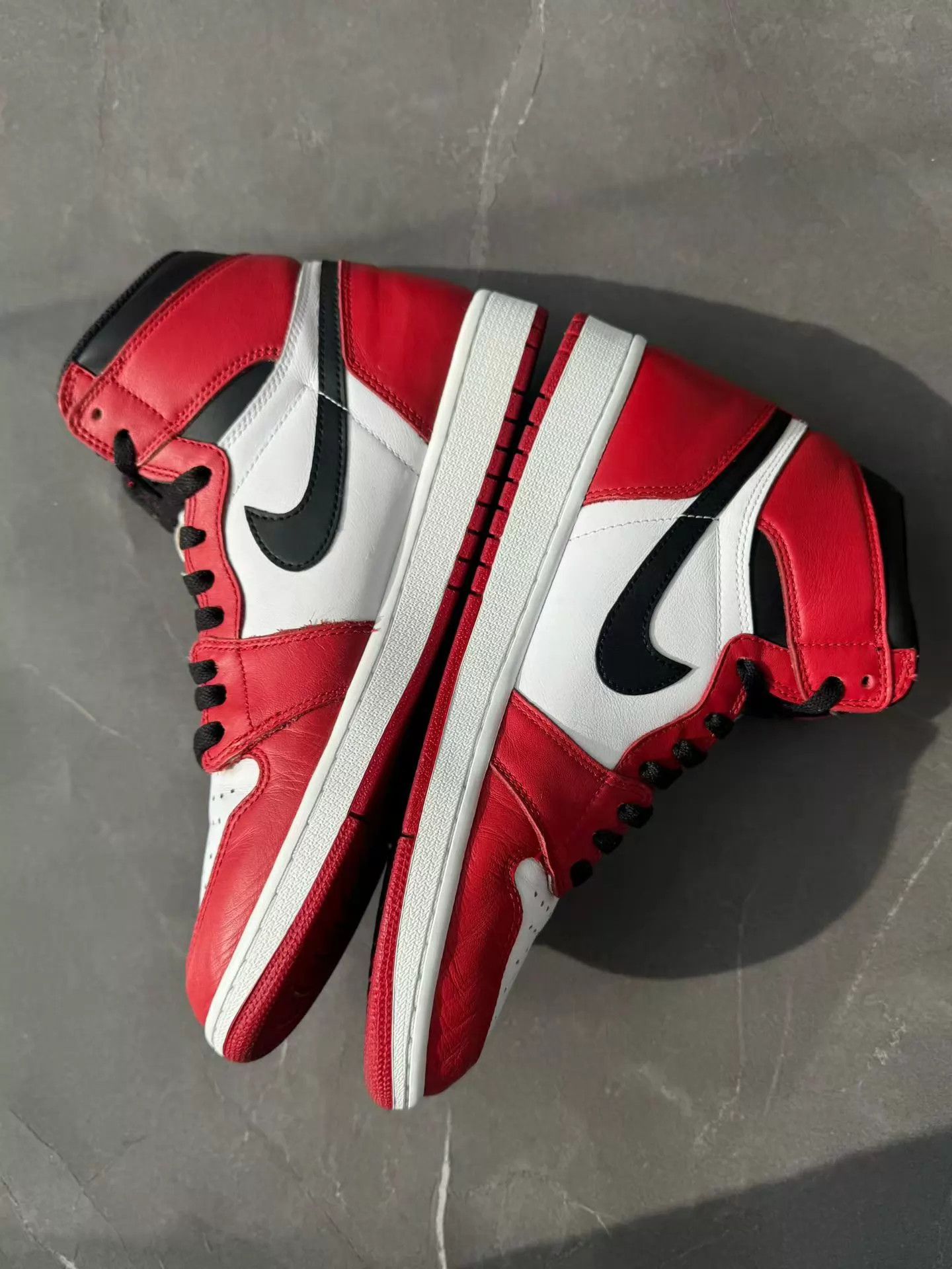 Nike Air Jordan 1 Chicago 2015 Release Size 45 2 Wears Size US 12 / EU 45 - 3 Thumbnail