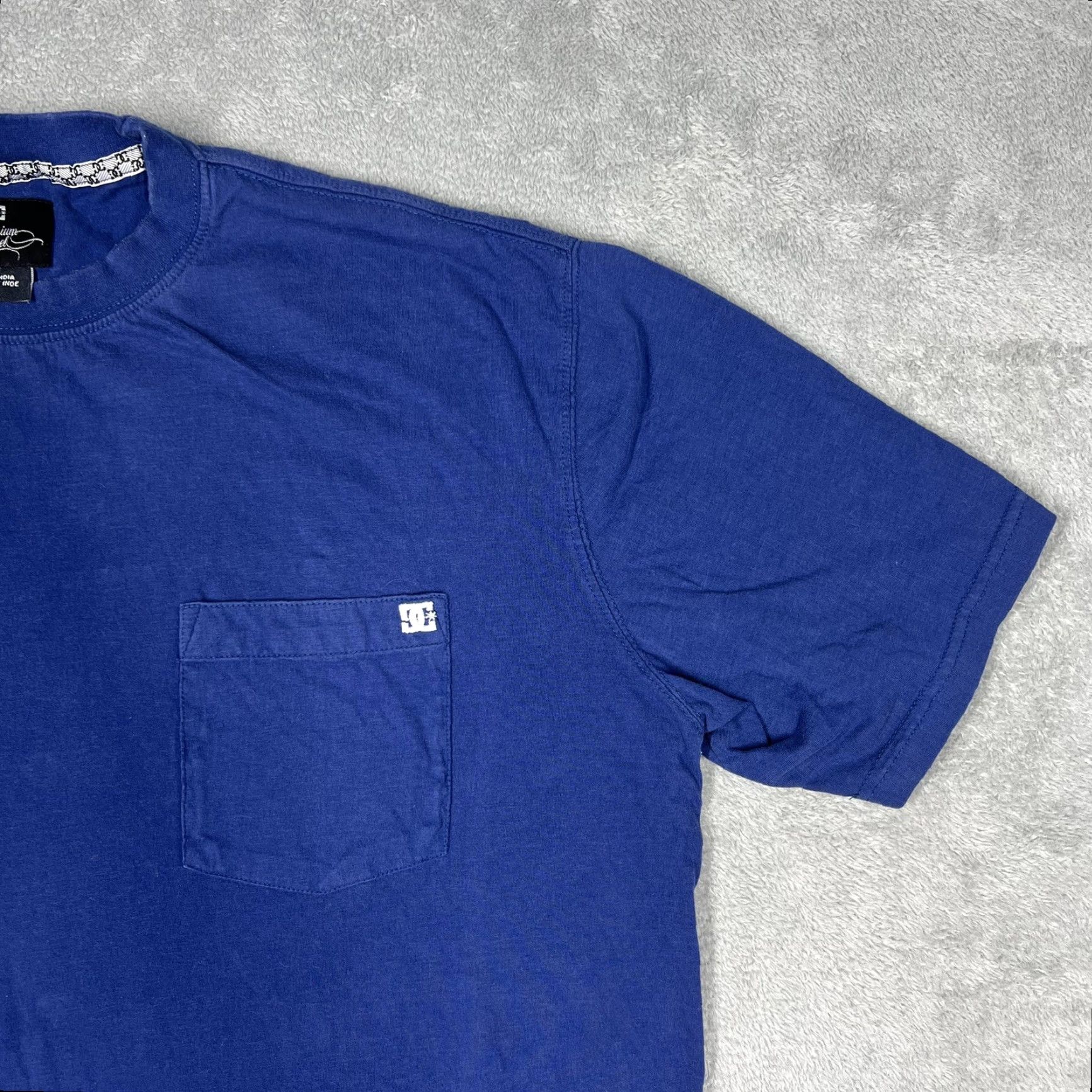 Vintage VINTAGE DC Shoes Premium Label Pocket T-Shirt Navy Embroidered Logo Mens Large L Cotton Blend Short Sleeve Crew Neck All Seasons Size US L / EU 52-54 / 3 - 2 Thumbnail