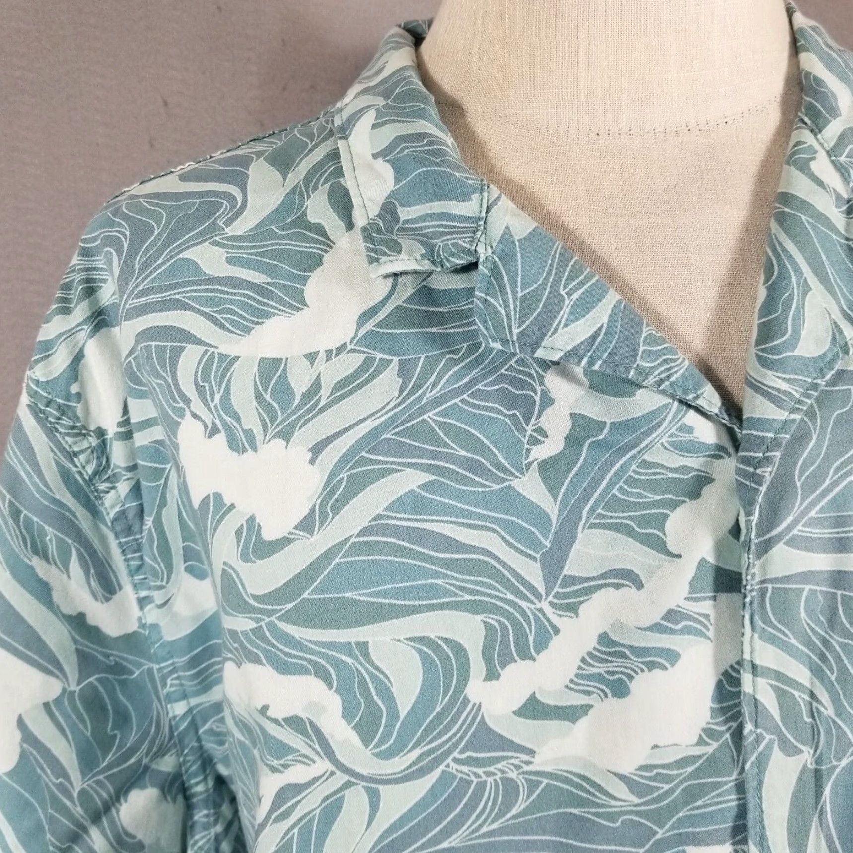 Levi's Hawaiian Shirt Men 2XL Blue Floral Short Sleeve Button-Up Shirt Knit Cotton Polyester Casual Travel
