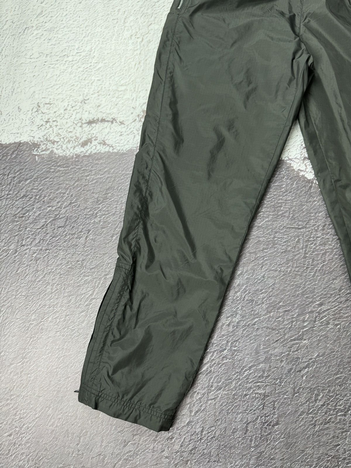 Nike Nike Vintage 90s black nylon shimmer logo swoosh track pants Size US 32 / EU 48 - 3 Thumbnail