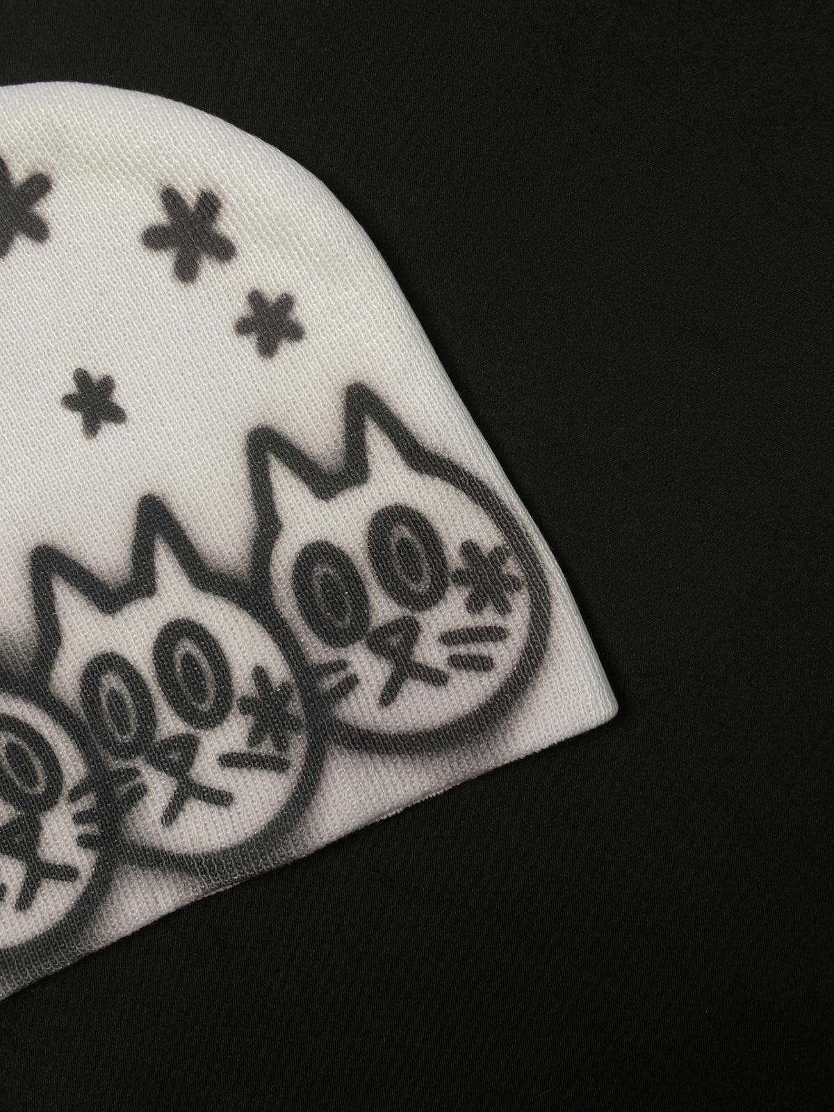 Japanese Brand Rare 3 Cats Graphic No Cuff Knit White Beanie Hats OS Size ONE SIZE - 2 Thumbnail