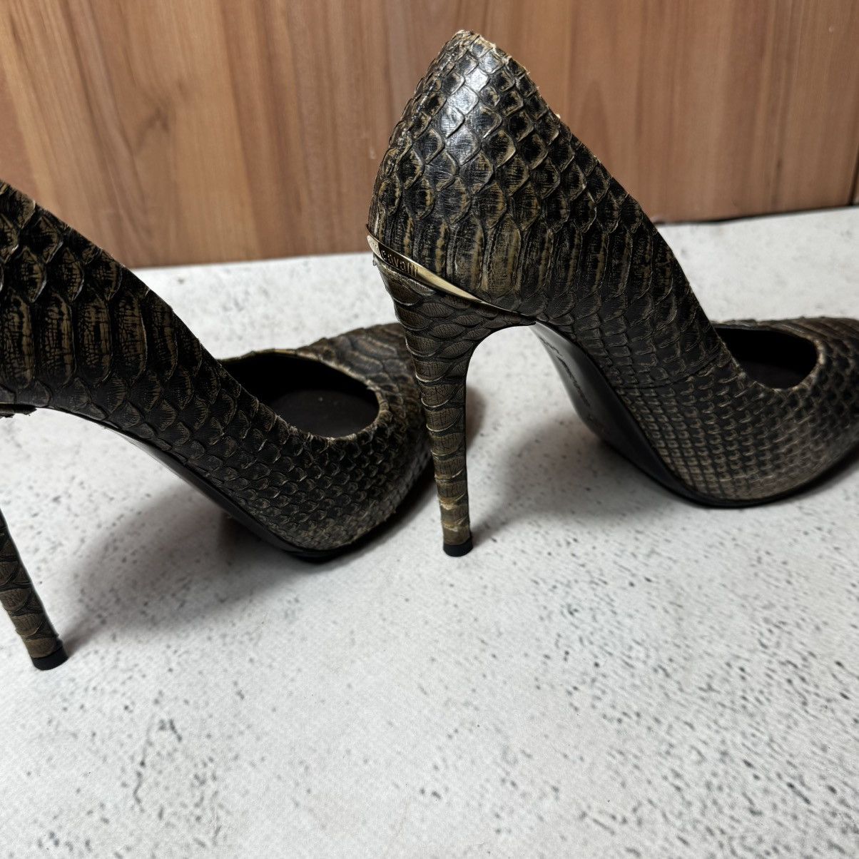 Roberto Cavalli Glamorous roberto cavalli heels in signature snake colorway Size US 8 / IT 38 - 7 Thumbnail