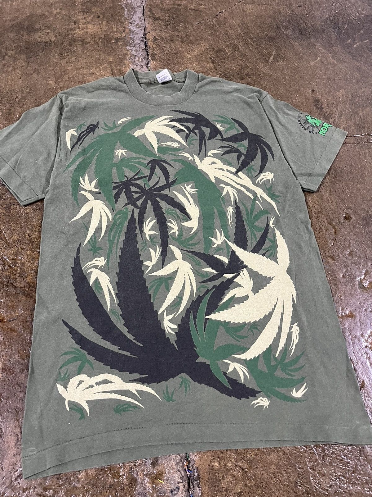 Vintage Crazy Vintage 90s All Over Print Weef Pot Leaf Drug Tee Size US L / EU 52-54 / 3 - 3 Thumbnail