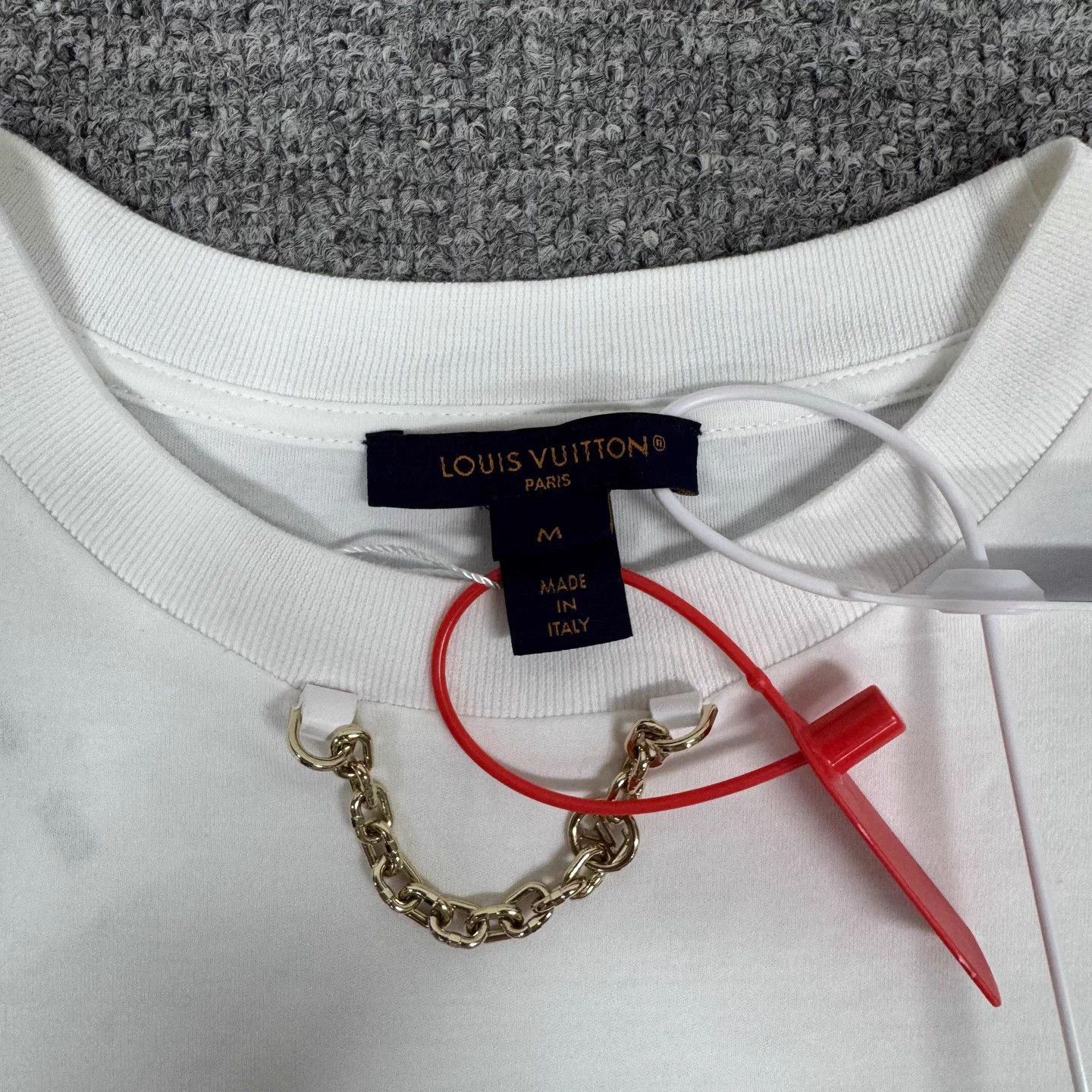 Louis Vuitton LV SS M 98 new neck chain big chest logo Size M / US 6-8 / IT 42-44 - 5 Thumbnail