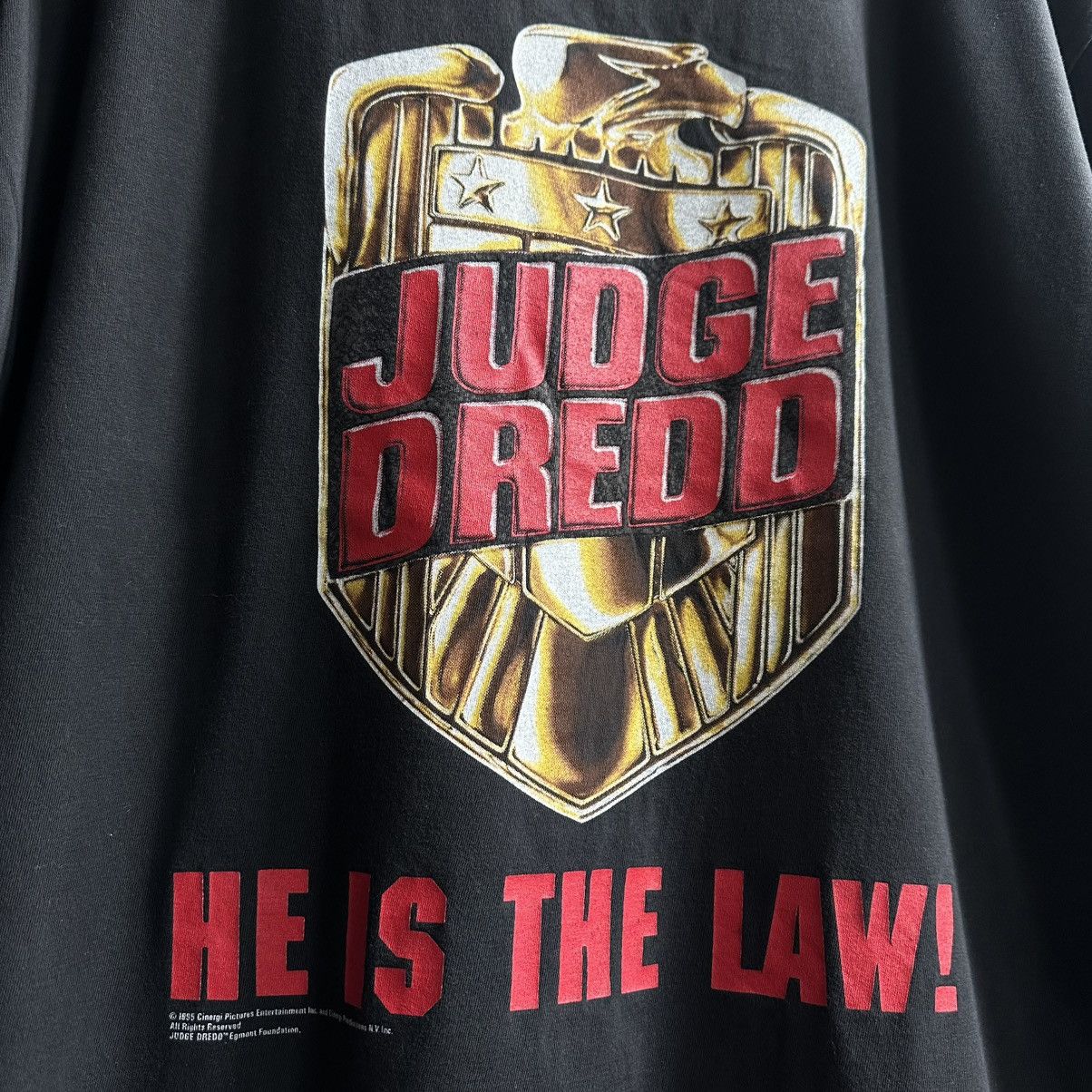 Vintage Vintage 1995 Judge Dredd “He is the Law!” Movie Promo Tee Size US XL / EU 56 / 4 - 3 Thumbnail