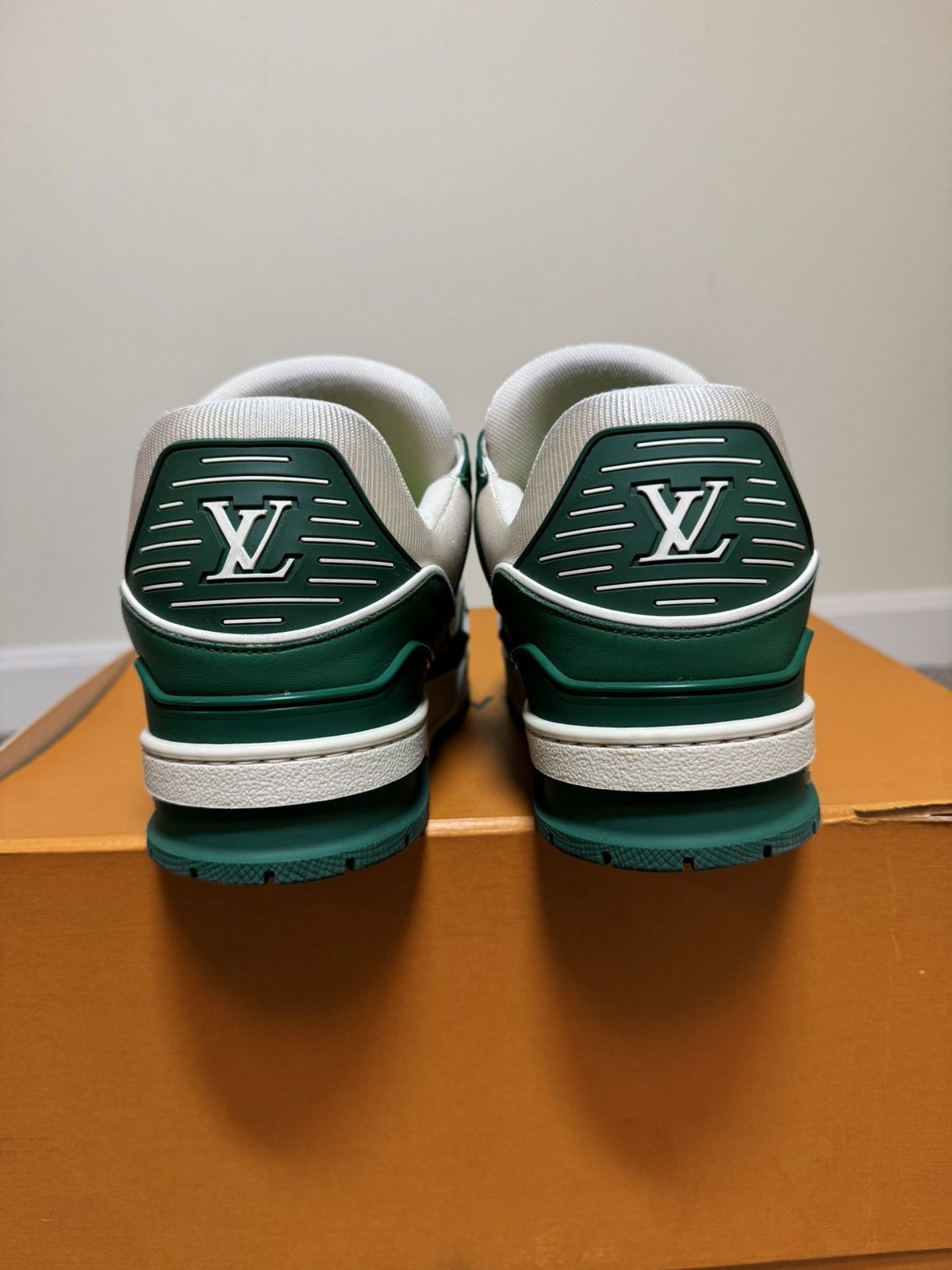Louis Vuitton Louis Vuitton 2021 Virgil Abloh LV Trainer Low Green size 8 Size US 8 / EU 41 - 5 Thumbnail