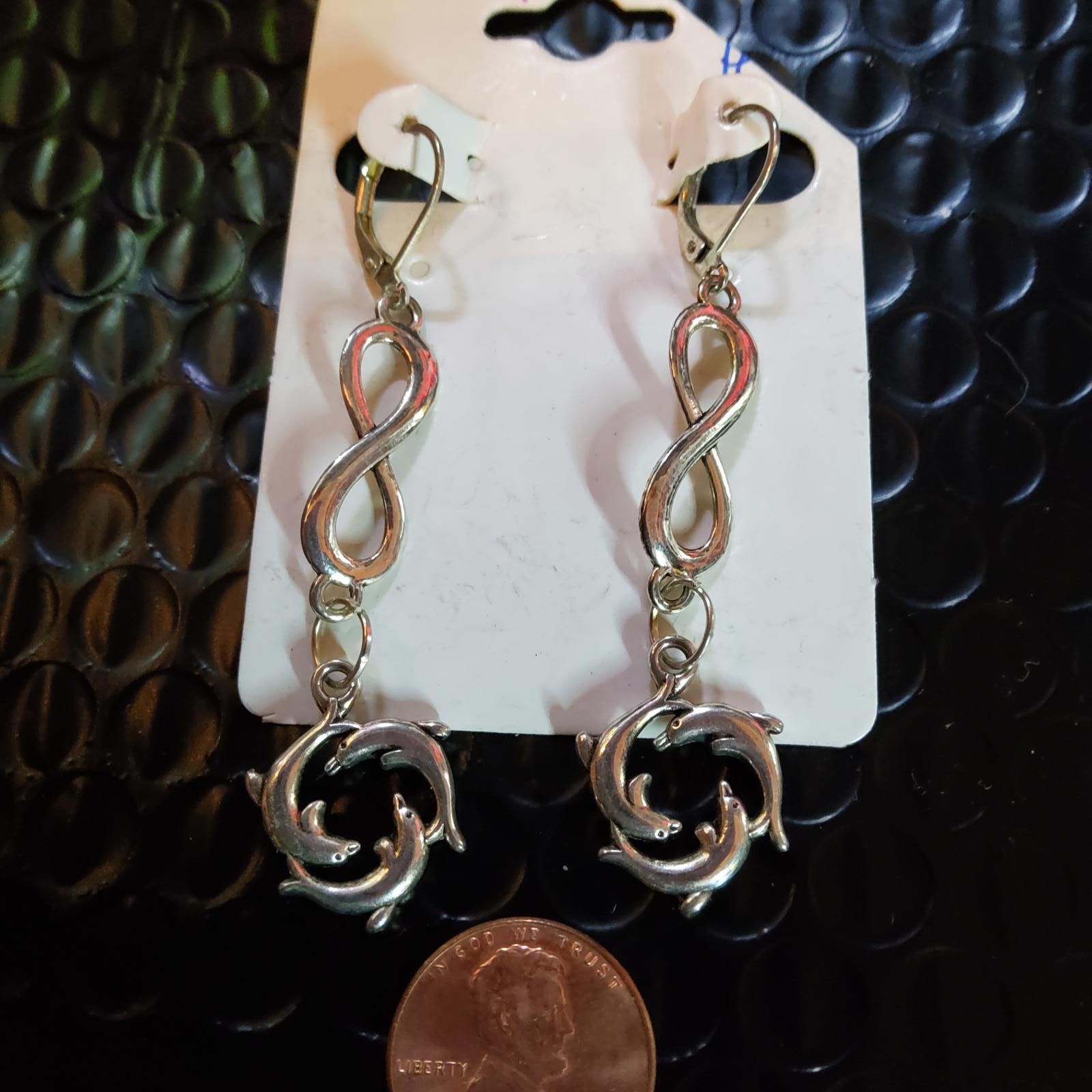 Designer V Ring Of Infinity Earrings Size ONE SIZE - 1 Preview