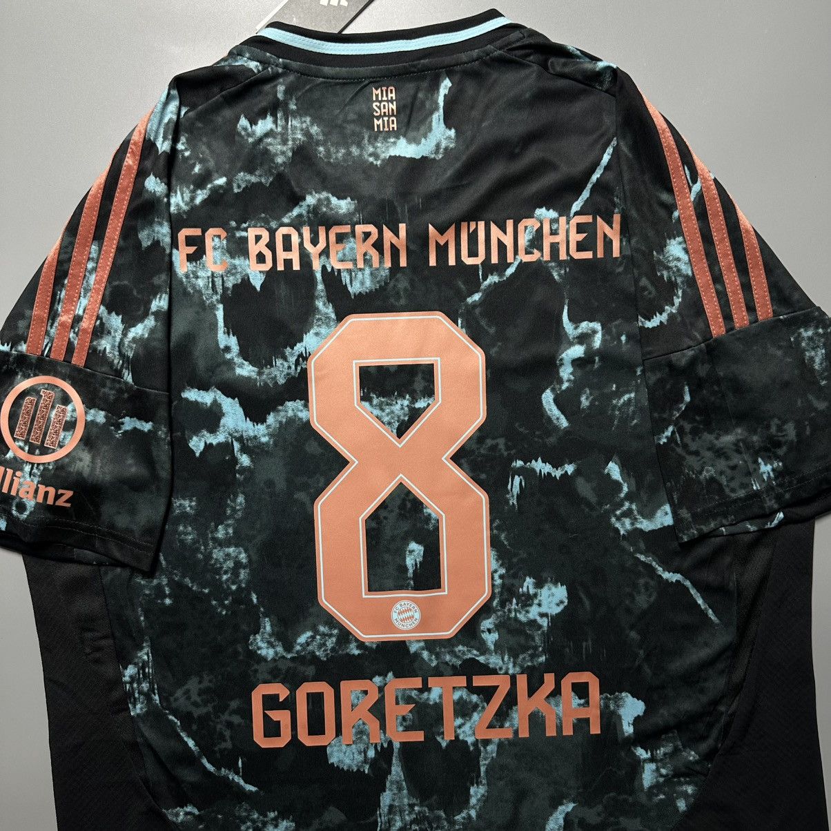 Vintage BAYERN ADIDAS 2024/2025 FOOTBALL AWAY JERSEY #8 GORETZKA Size US XL / EU 56 / 4 - 10 Thumbnail