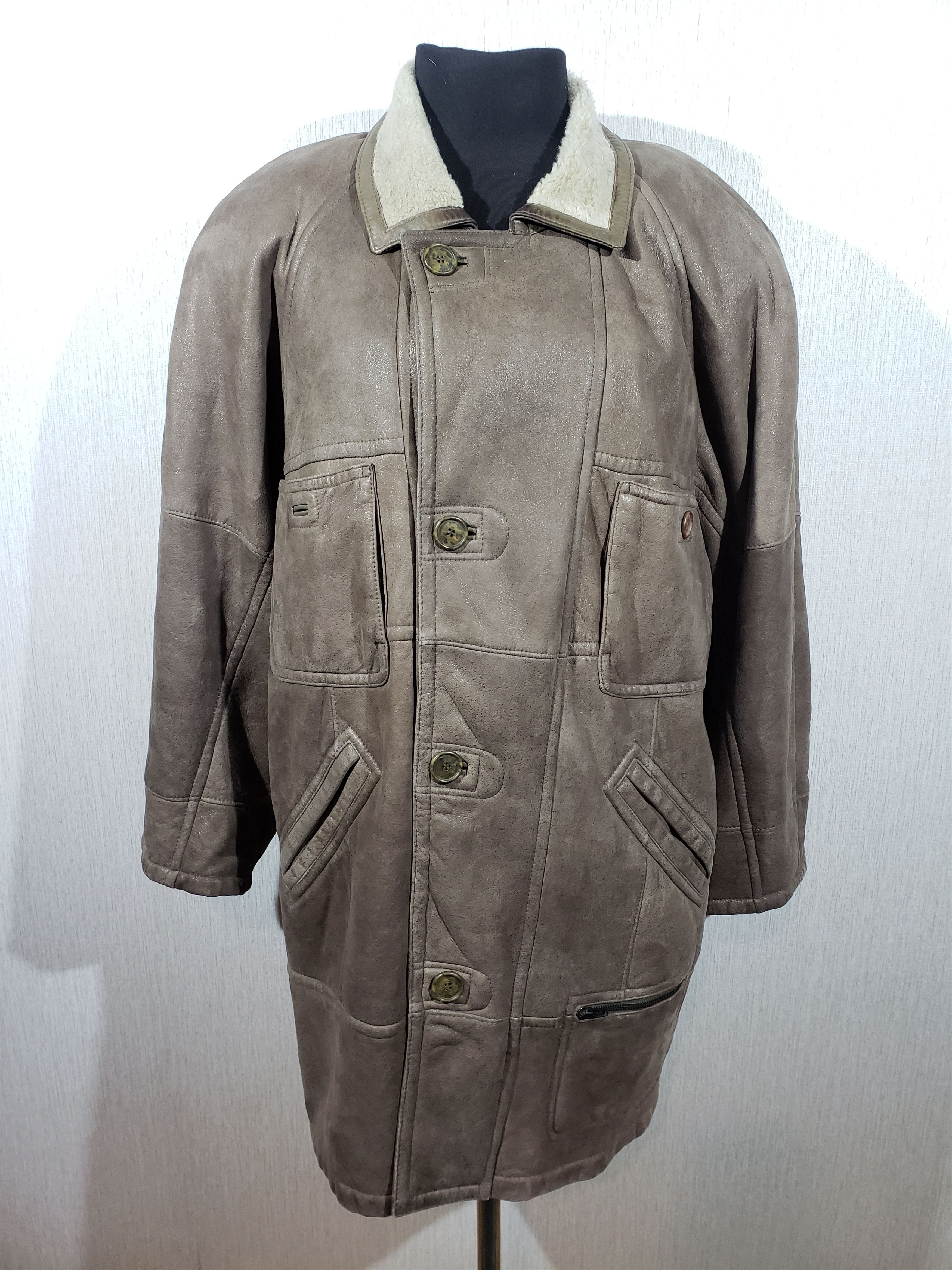Warm reliable men's sheepskin coat with genuine fur.