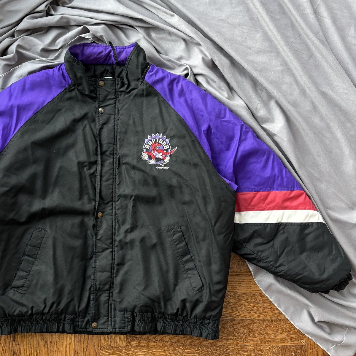 NBA 1994 Toronto Raptors Puffer Jacket Vintage NBA Raven Coat Size US XL / EU 56 / 4 - 13 Thumbnail
