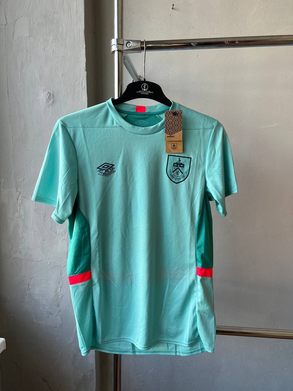 Umbro NEW! 2023/24 BURNLEY FC TRAINING SOCCER FOOTBALL JERSEY SZ M Size US M / EU 48-50 / 2 - 2 Thumbnail