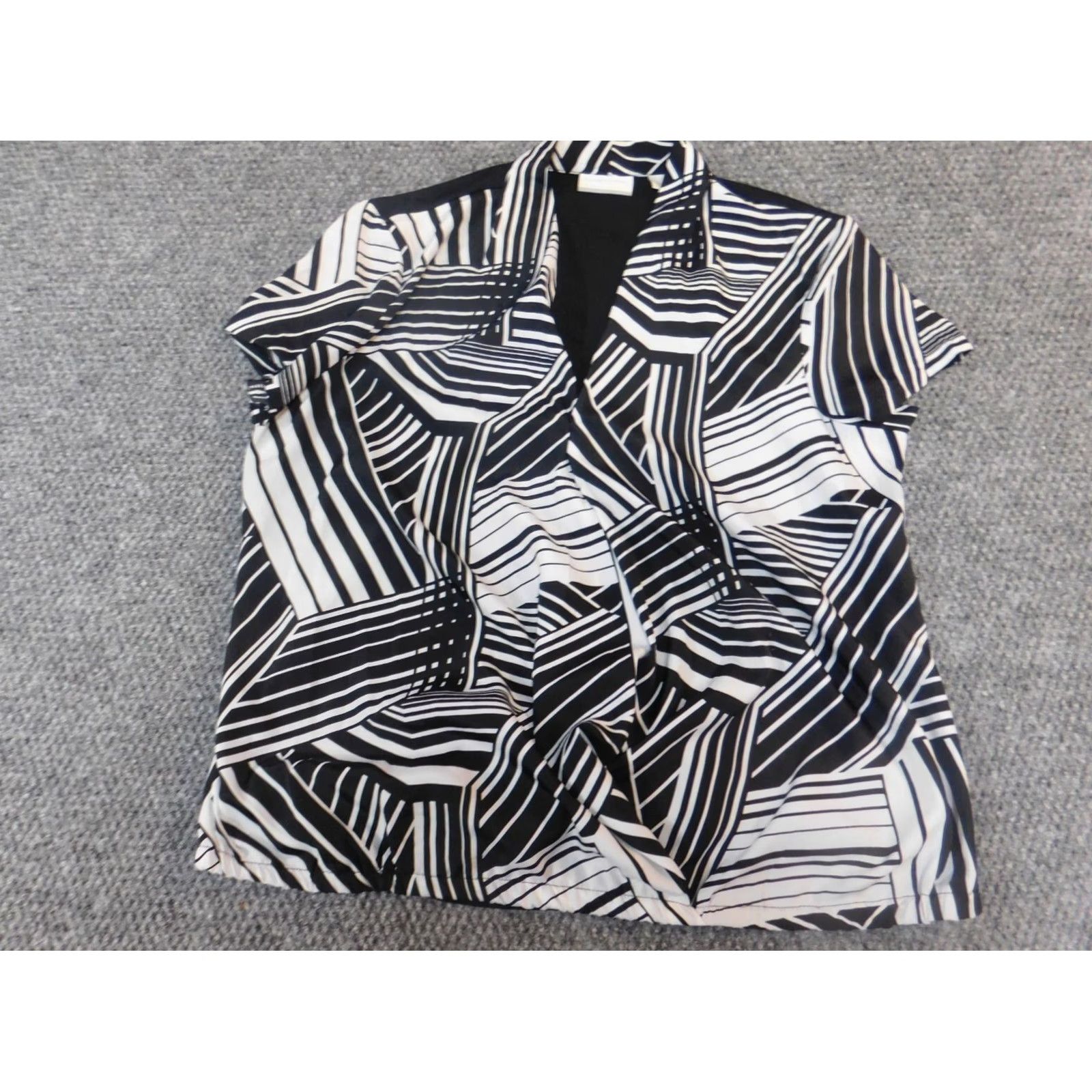 Jones New York Jones New York Blouse Shirt Womens Medium Black Cap Sleeve Crew Neck Pullover Geometric Pattern Ruffle Stretch Casual Basic Classic Regular Dust-Free Size M / US 6-8 / IT 42-44 - 2 Thumbnail