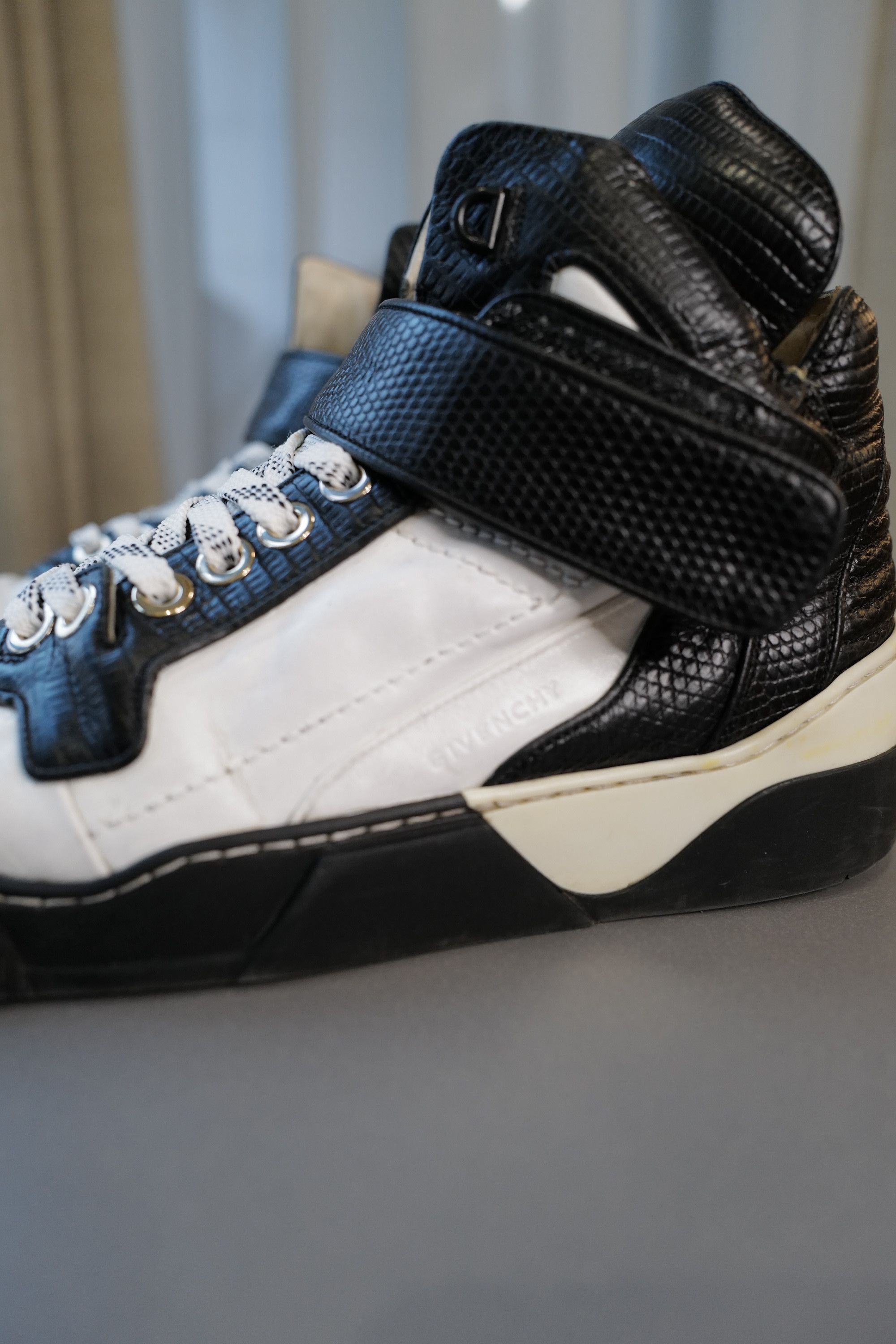 Givenchy Givenchy Hi Top Leather Sneakers Size US 8 / EU 41 - 11 Thumbnail