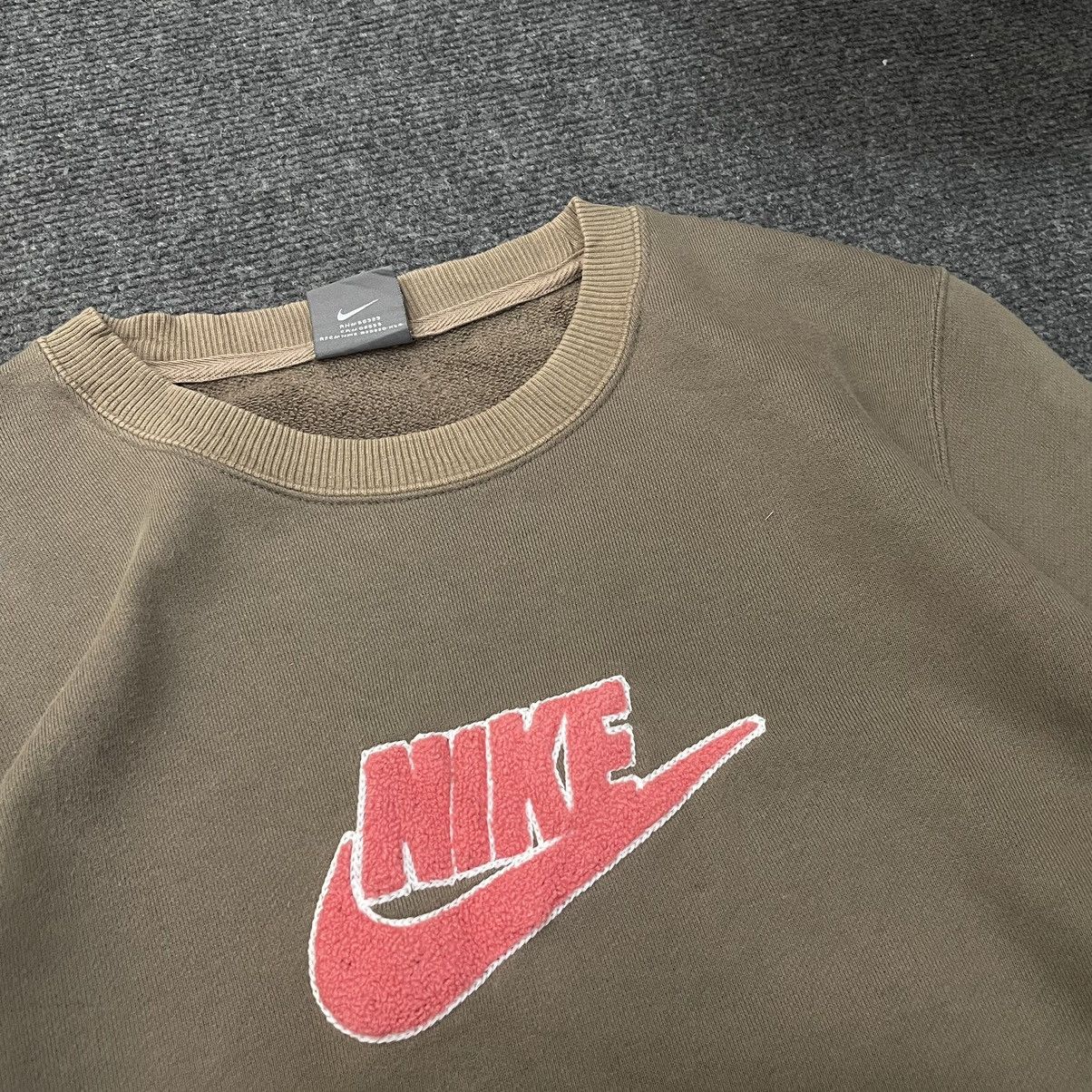 Nike × Vintage Vintage 2000s Nike Carpet Logo Women Crewneck Travis Style Size S / US 4 / IT 40 - 2 Thumbnail