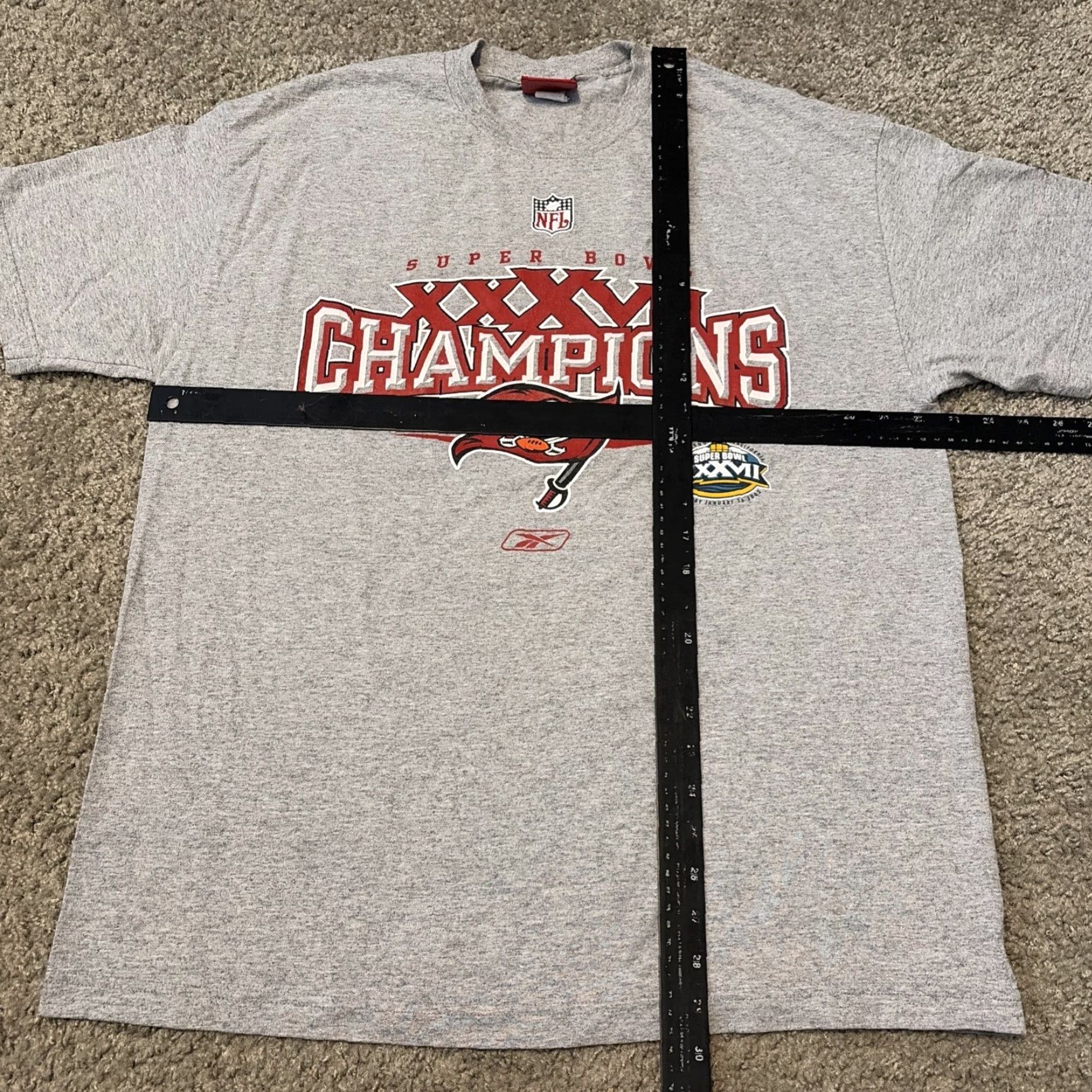 NFL VINTAGE Tampa Bay Buccaneers Super Bowl XXXVII Champs 2003 NFL T-Shirt Large Reebok Mens Gray Shirt Size US L / EU 52-54 / 3 - 5 Thumbnail