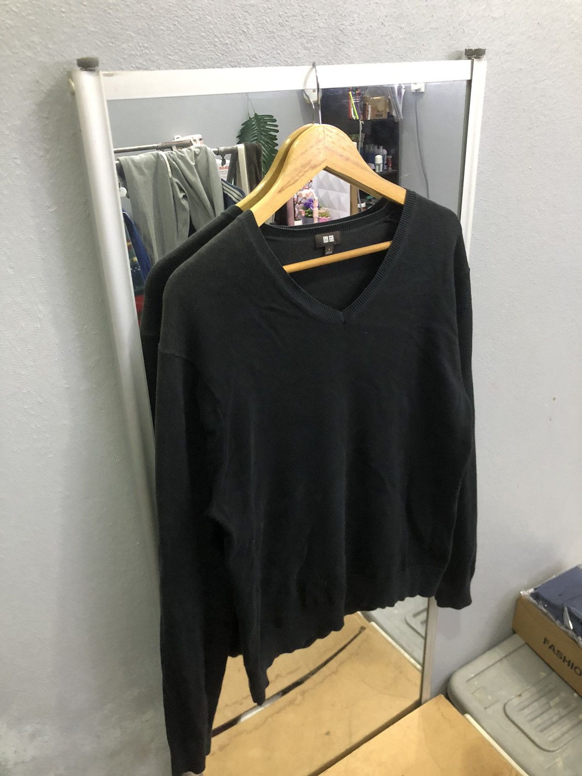 Uniqlo Uniqlo Black V-Neck Knit Pullover Sweater Size US L / EU 52-54 / 3 - 3 Thumbnail