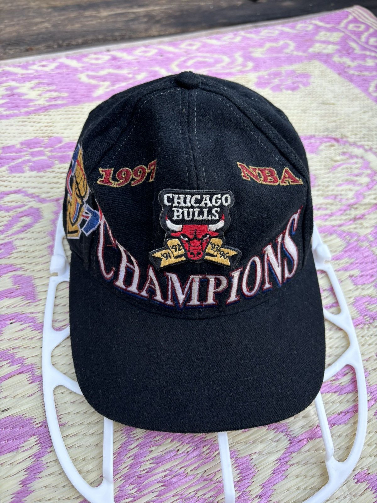 NBA × Vintage Chicago Bulls Vintage 1997 Championship Logo Snapback Size ONE SIZE - 1 Thumbnail